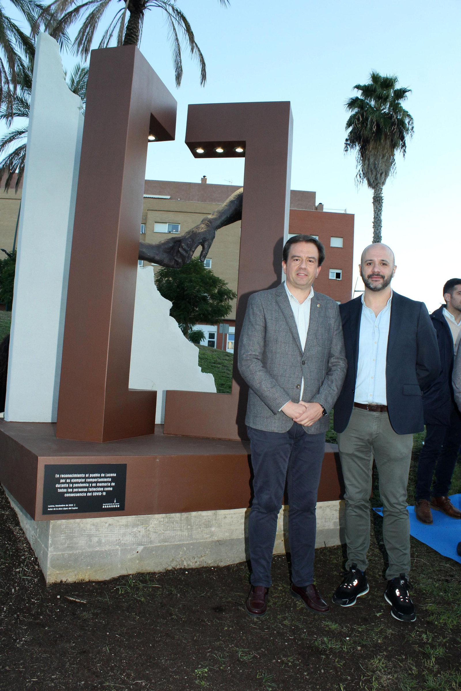 La inauguración de la escultura en recuerdo de las víctimas del Covid en Lucena, en imágenes