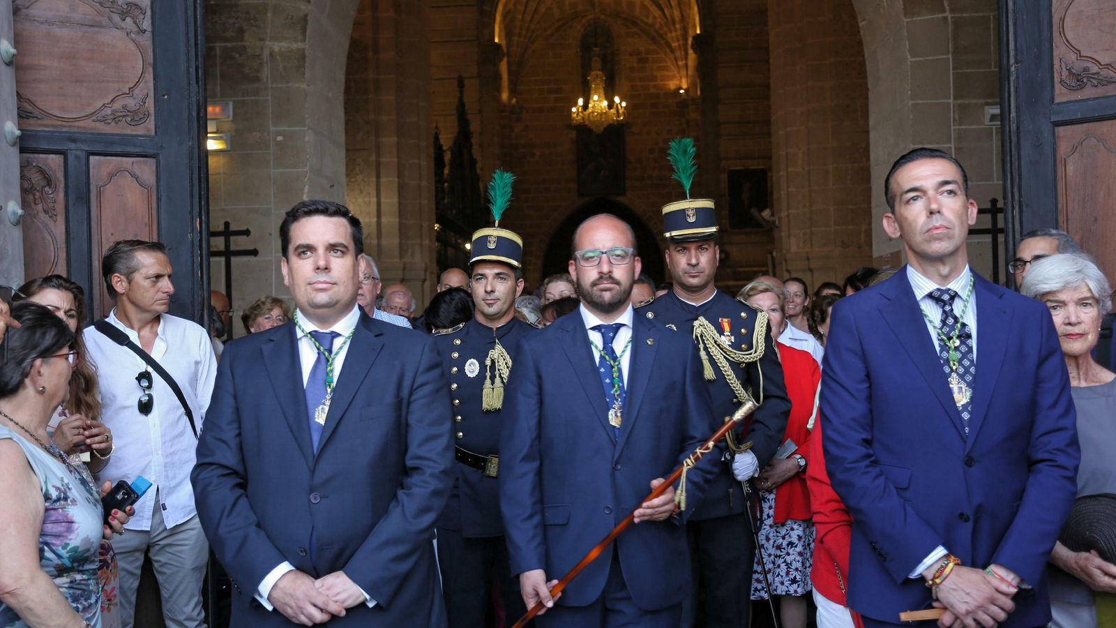 El alcalde, Germán Beardo, con Curro Martínez y David Calleja saliendo de la Basílica.