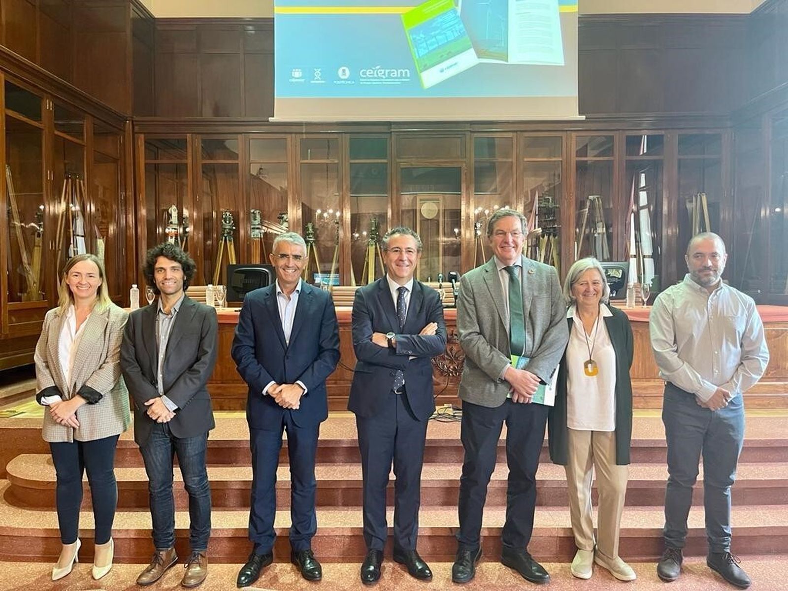 En el centro Eduardo Baamonde, presidente de Cajamar, con Roberto García responsable de Desarrollo Sostenible de la entidad y autores de la publicación presentada