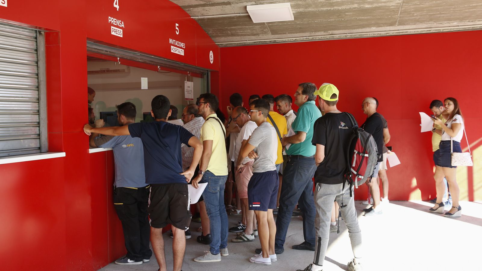 Los aficionados rojiblancos tuvieron que acudir a Los Cármenes a principio de la campaña al no funcionar el sistema online.