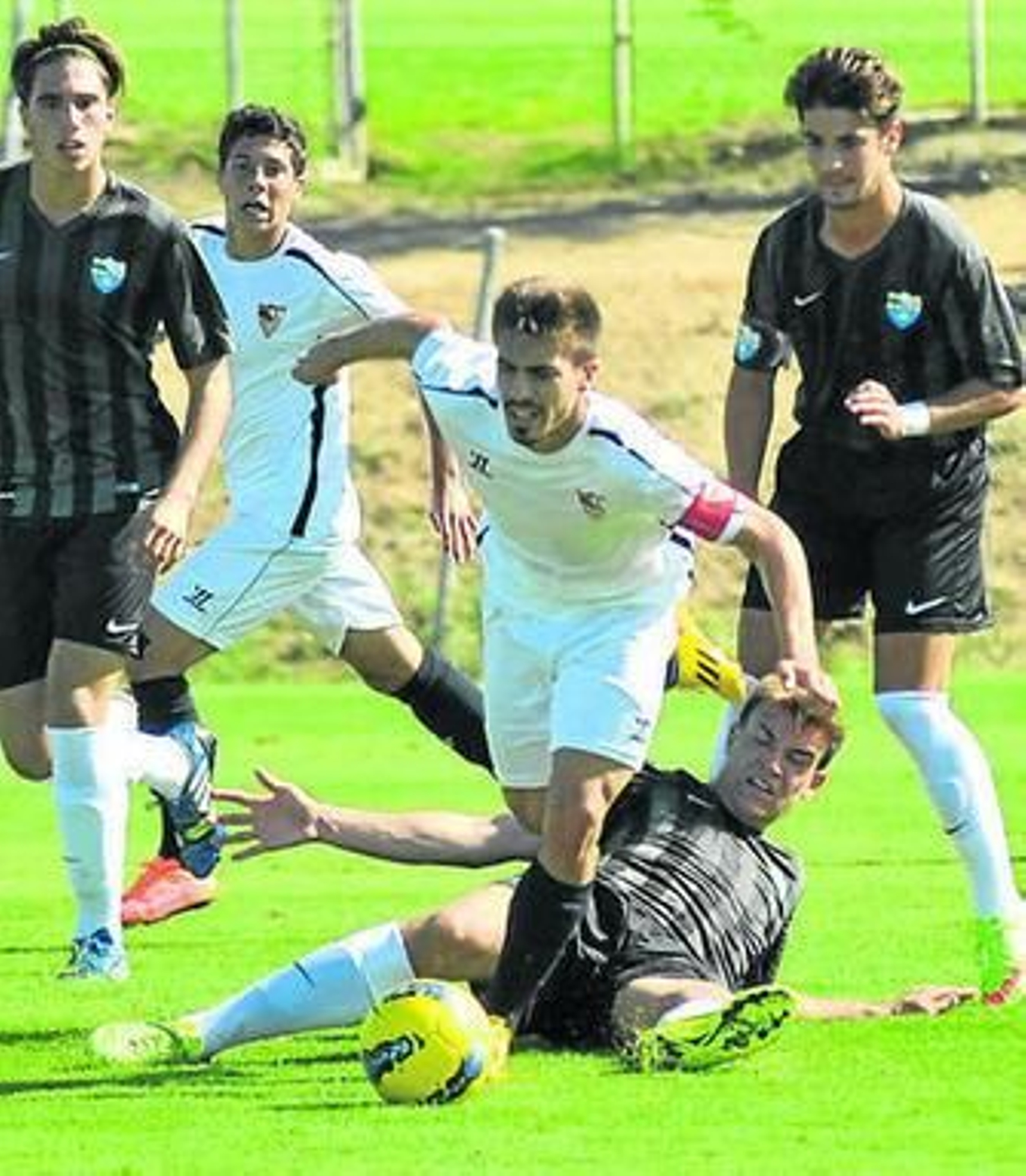 Zelu, con el balón controlado, supera a un futbolista del San Félix.