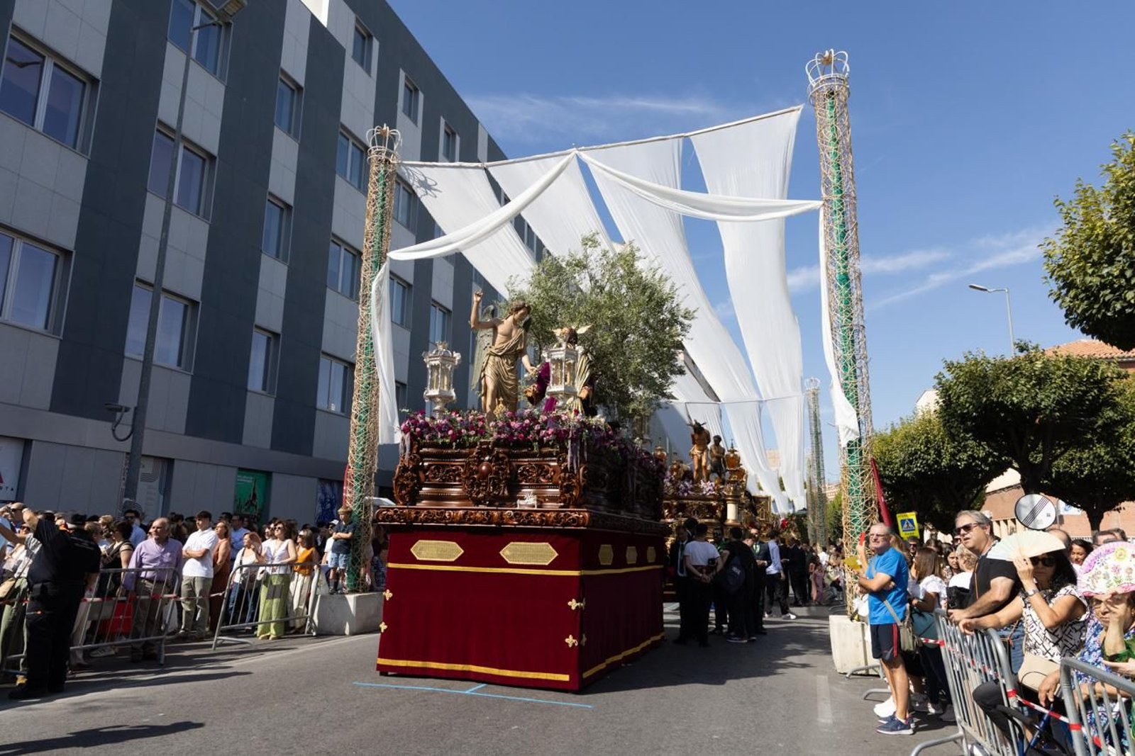 Un Jaén repleto de fieles acompañan los traslados de las veinte imágenes de la Magna (I)