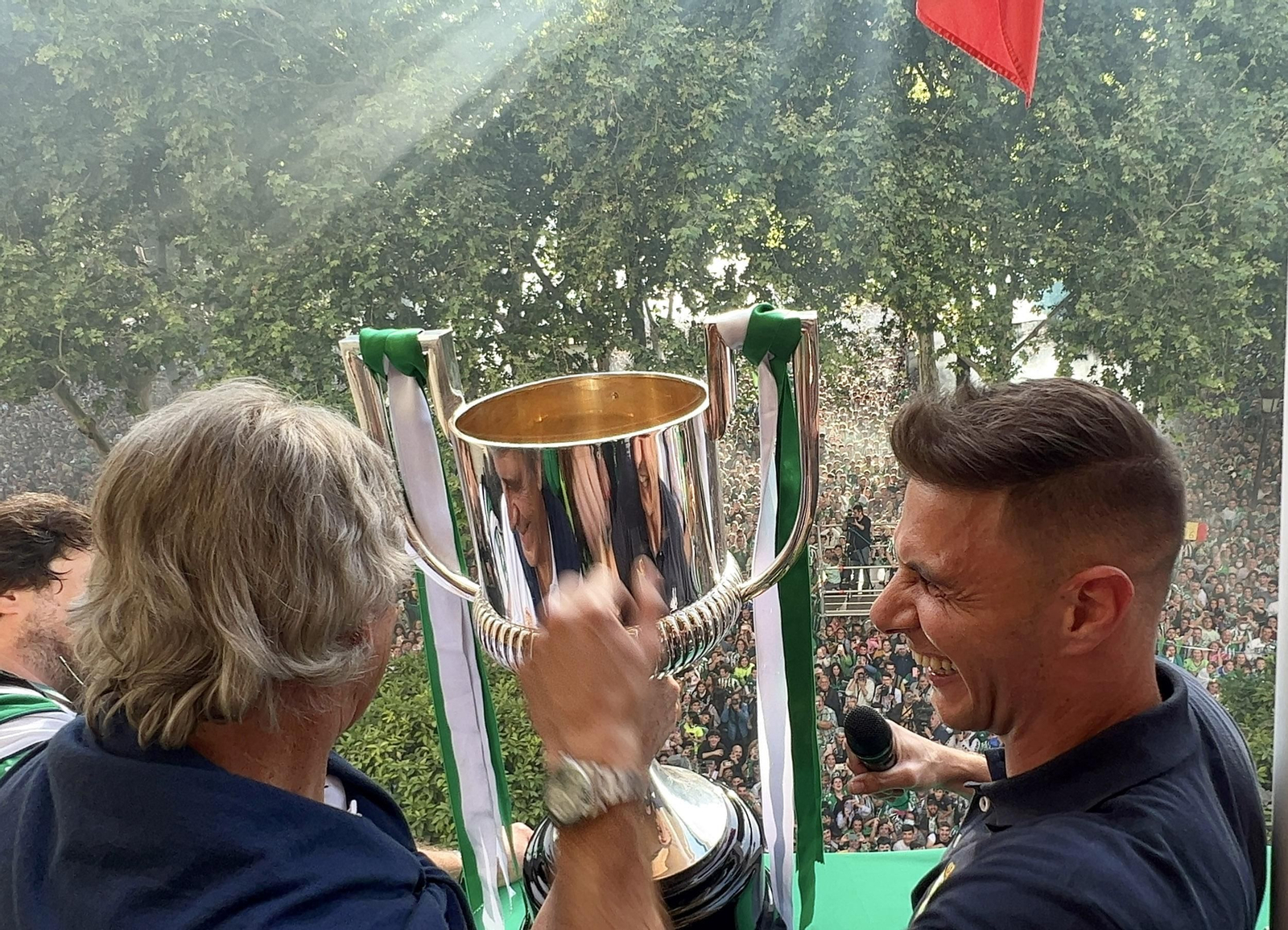 Las imágenes de la celebración del Betis por las calles de Sevilla