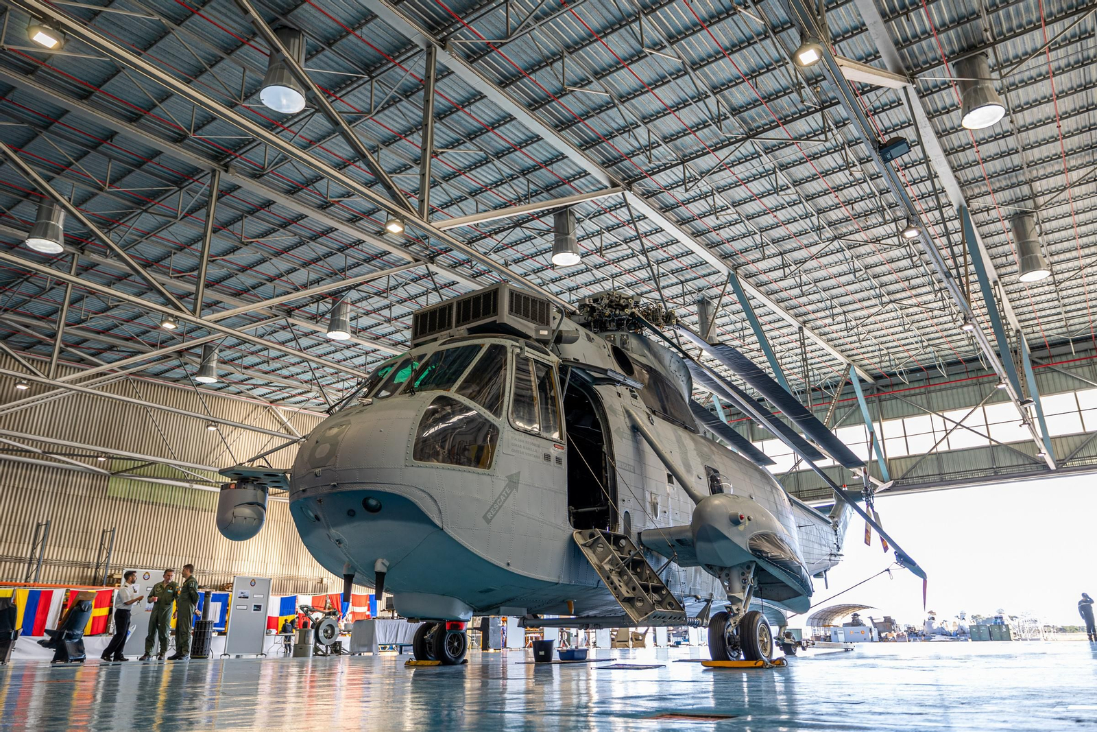 Imágenes del vuelo de despedida de los 'Sea King'  de la Quinta Escuadrilla de la FLOAN de la Armada por la Bahía de Cádiz