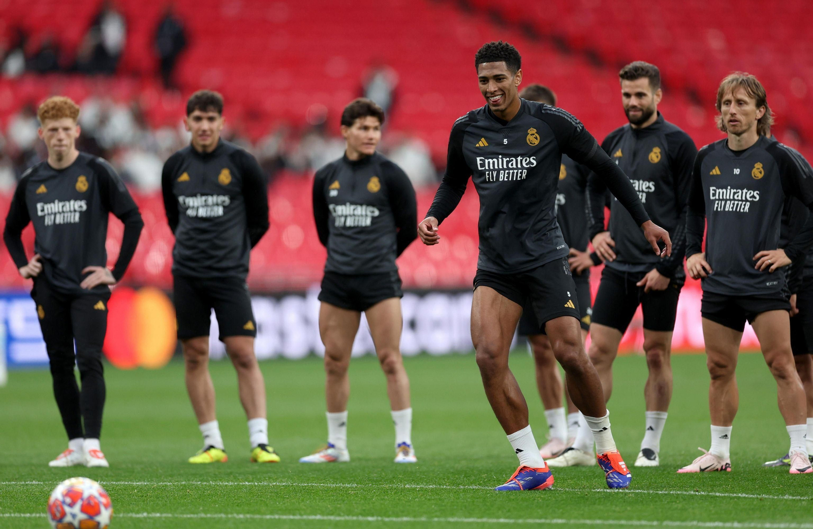 Un risueño Jude Bellingham, ante sus compañeros ayer en Wembley.