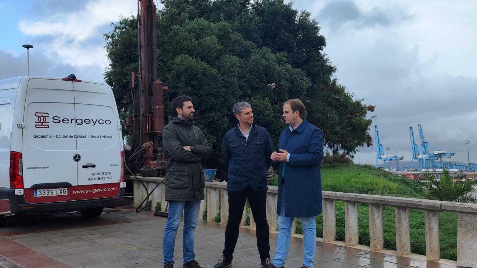 Vázquez Hueso visita los sondeos geotécnicos en la calle Juan Pérez Arriete.