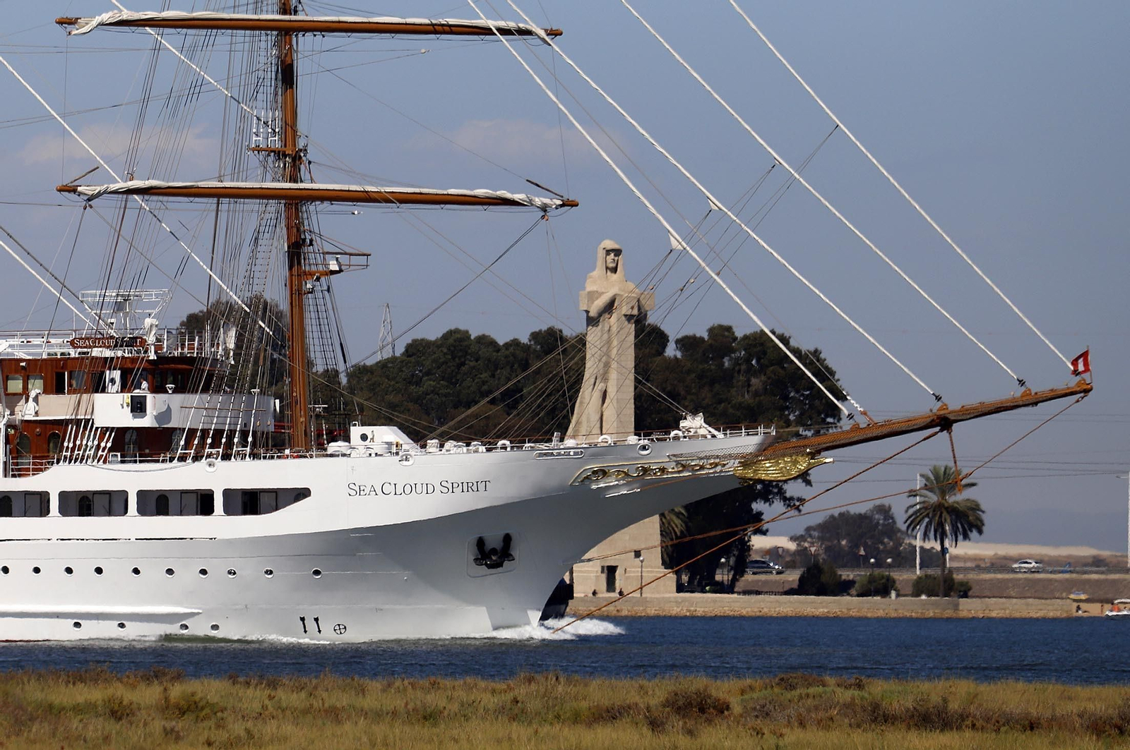 Partida del velero de cruceros Sea Cloud Spirit del Puerto de Huelva