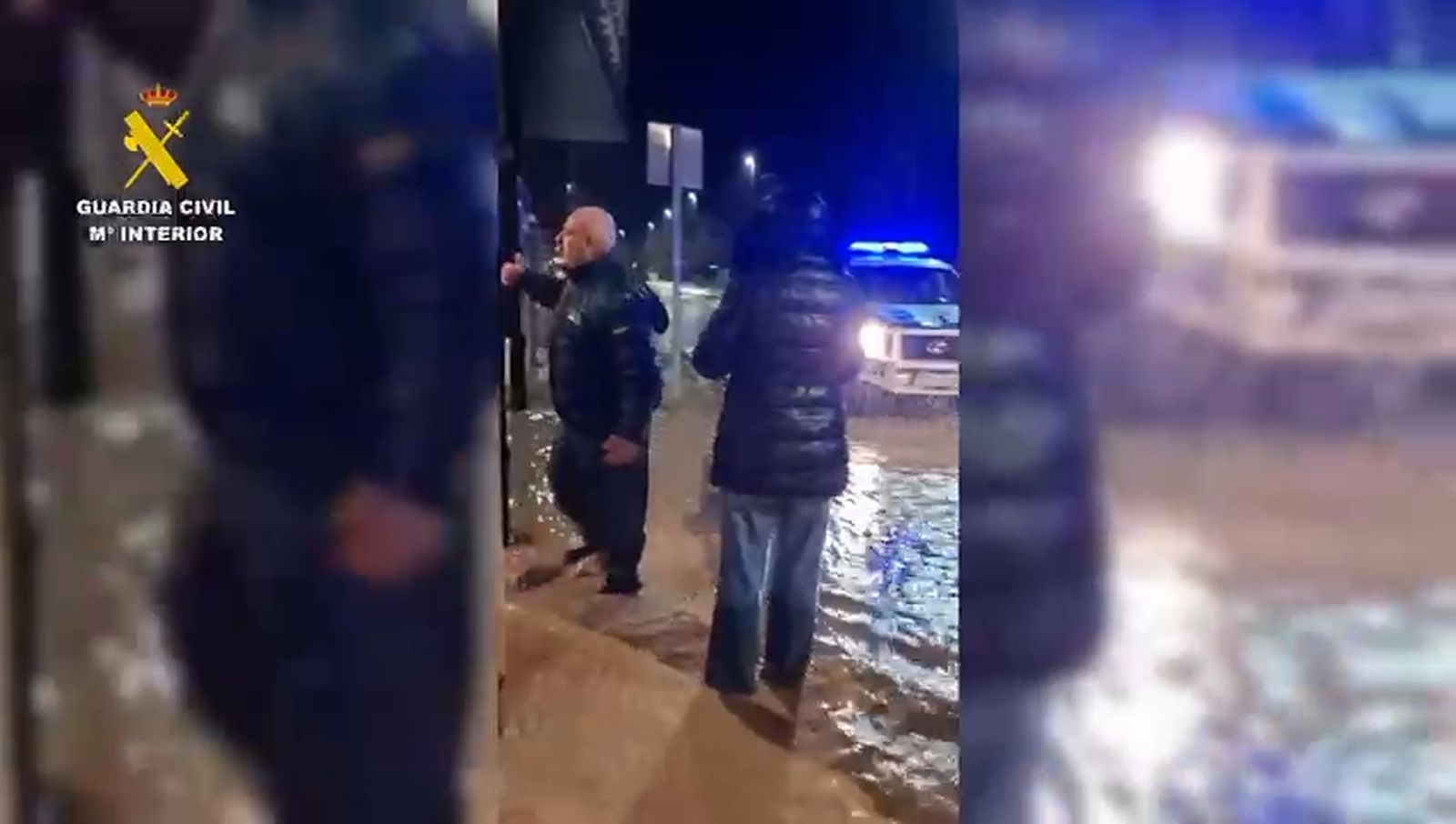 Crece la tensión en Huétor Tájar con el agua subiendo en las casas y el desalojo de personas