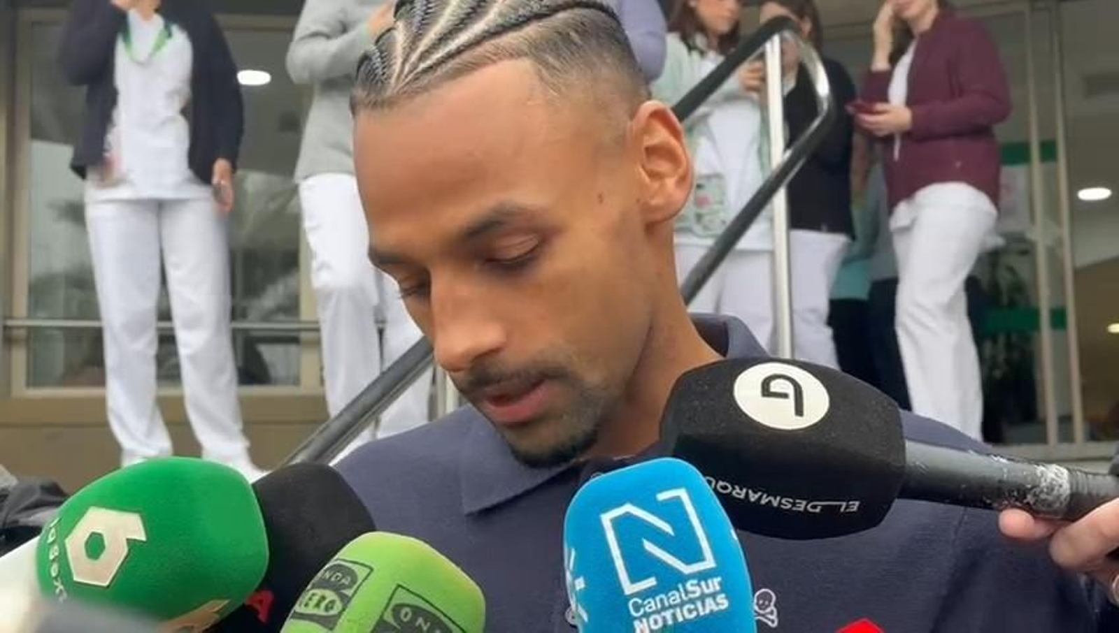 Djibril Sow comparece en el Hospital Infantil Virgen del Rocío.