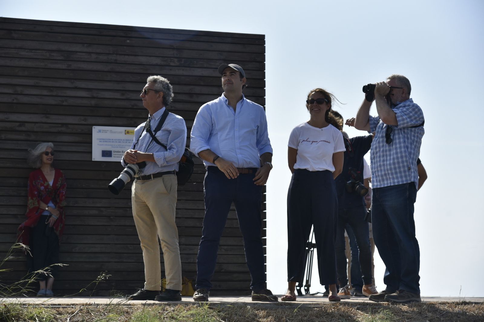 El director de Sostenibilidad de Red Eléctrica, Antonio Calvo, a la izquierda con cámara al cuello en Tarifa