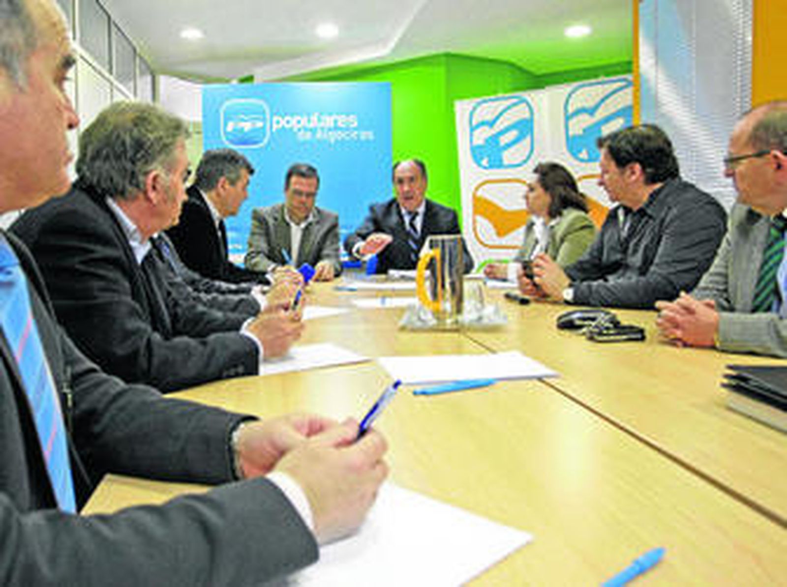 Landaluce expone a los representantes de la Cámara y otros agentes sociales y económicos los detalles de los PGE, ayer en Algeciras.