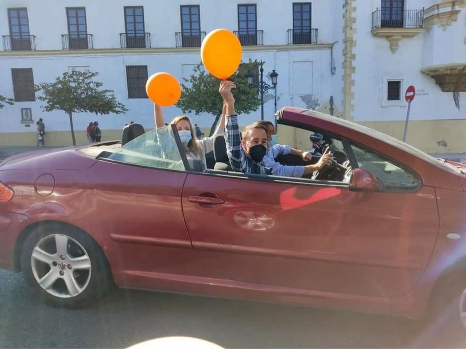 Los concejales del PP José Manuel Cossi y Maite González, el domingo en un descapotable. Una imagen que ha sido criticada por el alcalde de Cádiz.