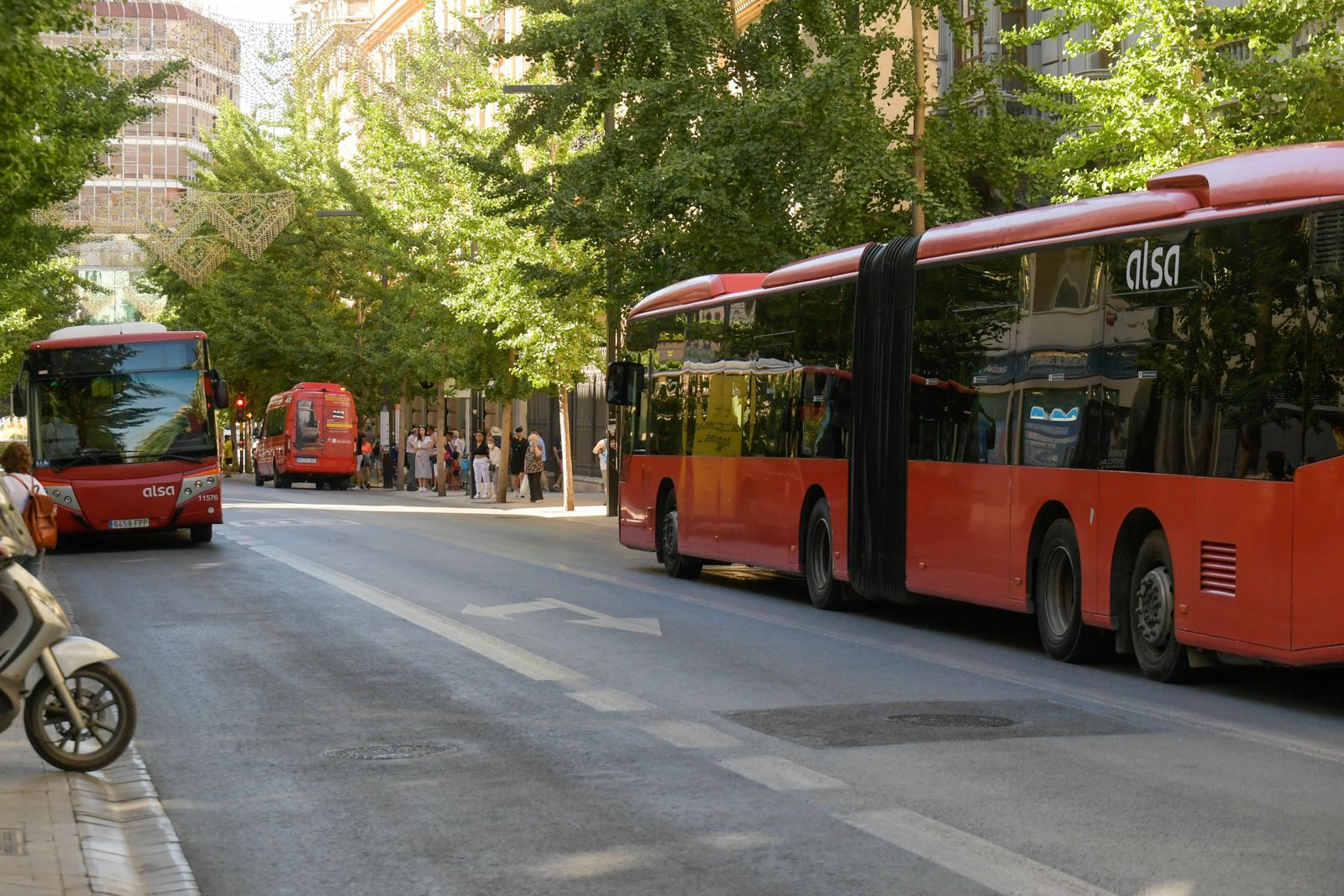Dos autobuses urbanos de Granada se cruzan a su paso por Gran Vía