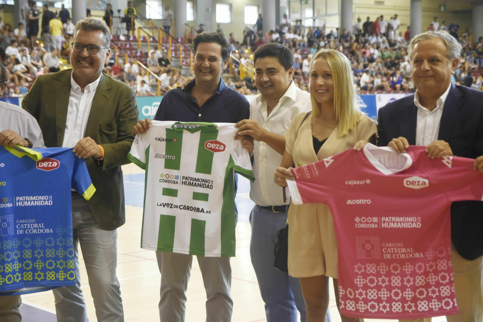 José García Román, en el centro, durante la presentación de las nuevas equipaciones.