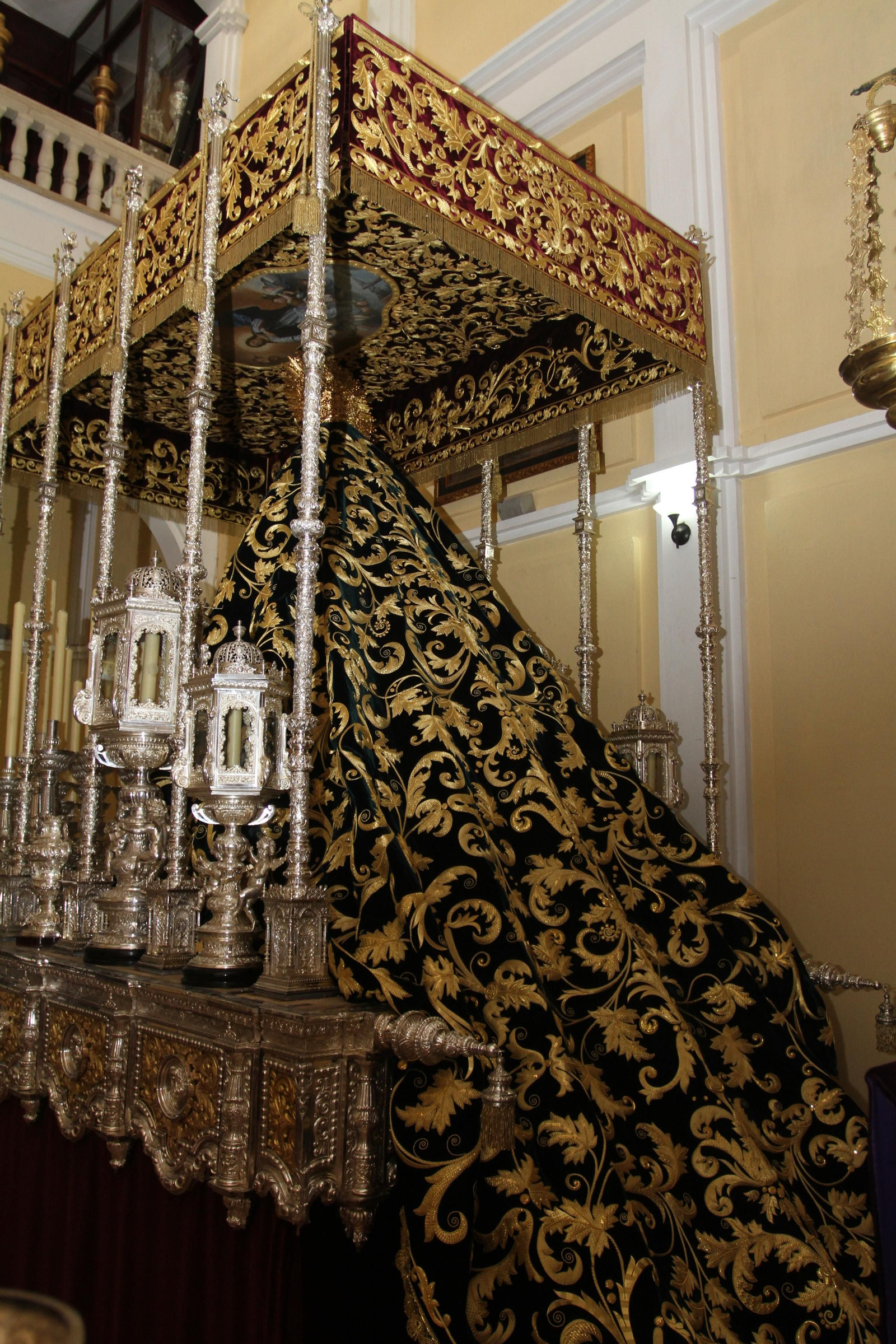 Preparativos de la Virgen del Rocío y la Esperanza de la Hermandad del Calvario