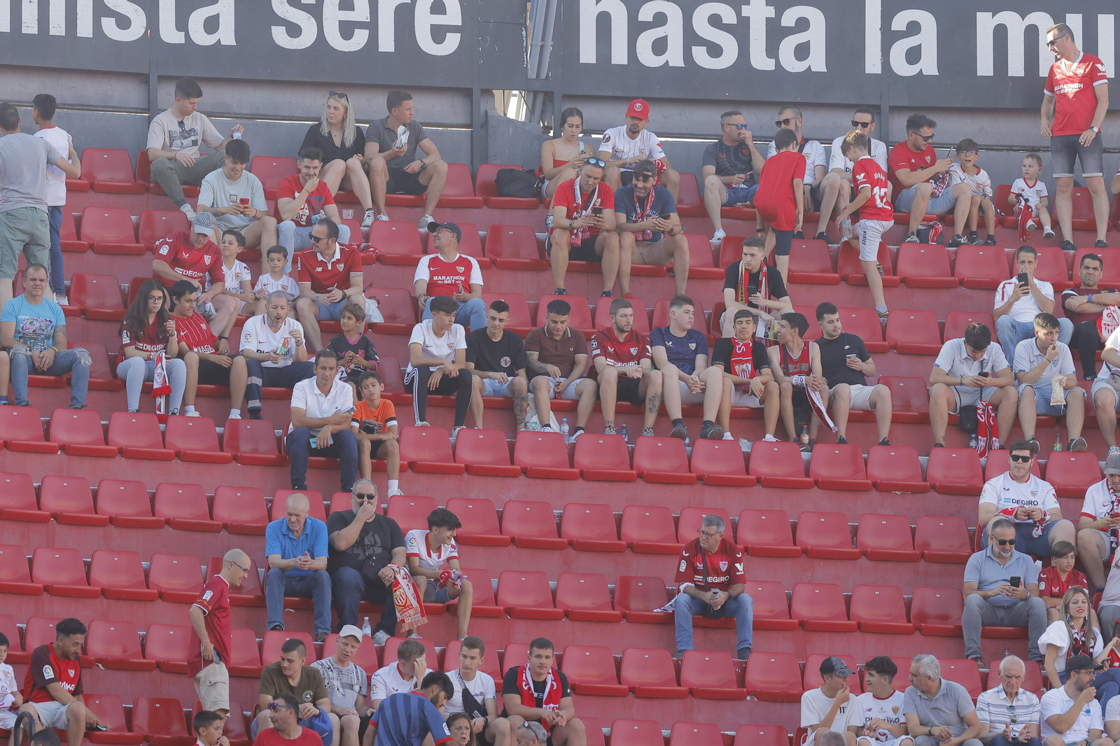 Búscate en las fotos del Sevilla-Español