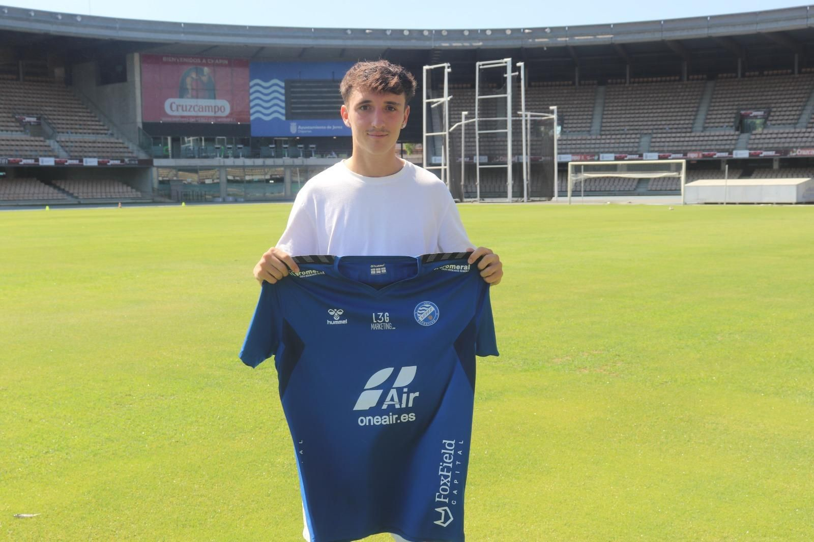 Diego Iglesias, desborde para la banda del Xerez DFC.