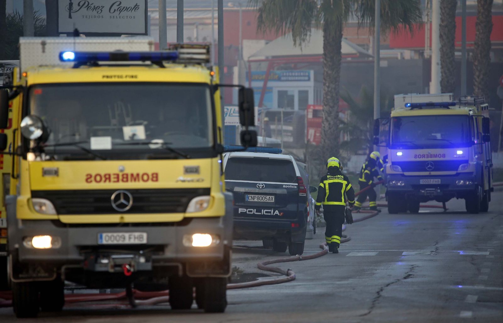 Imágenes del incendio de la nave de pinturas del polígono industrial Zabal Bajo en La Línea