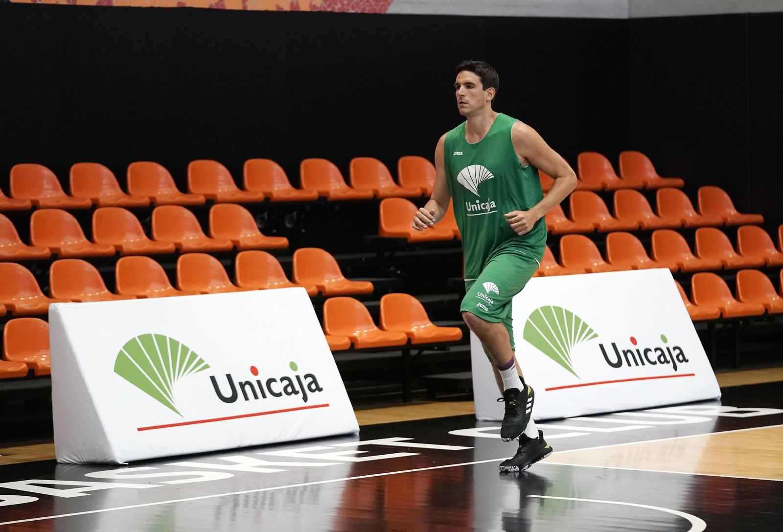 Carlos Suárez, en un entrenamiento en L'Alqueria. Carlos Suárez, en un entrenamiento en L'Alqueria.