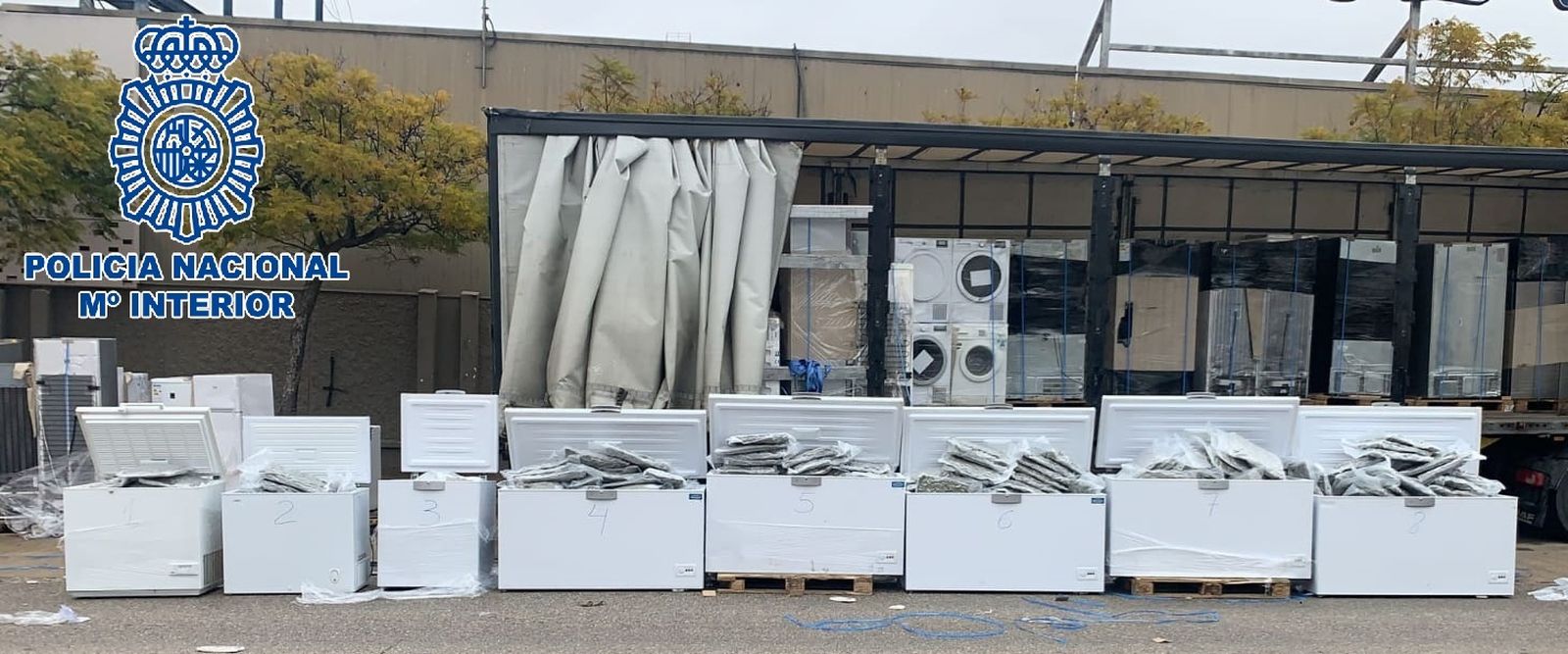 Imagen de la droga dentro de los electrodomésticos que transportaban en un camión.