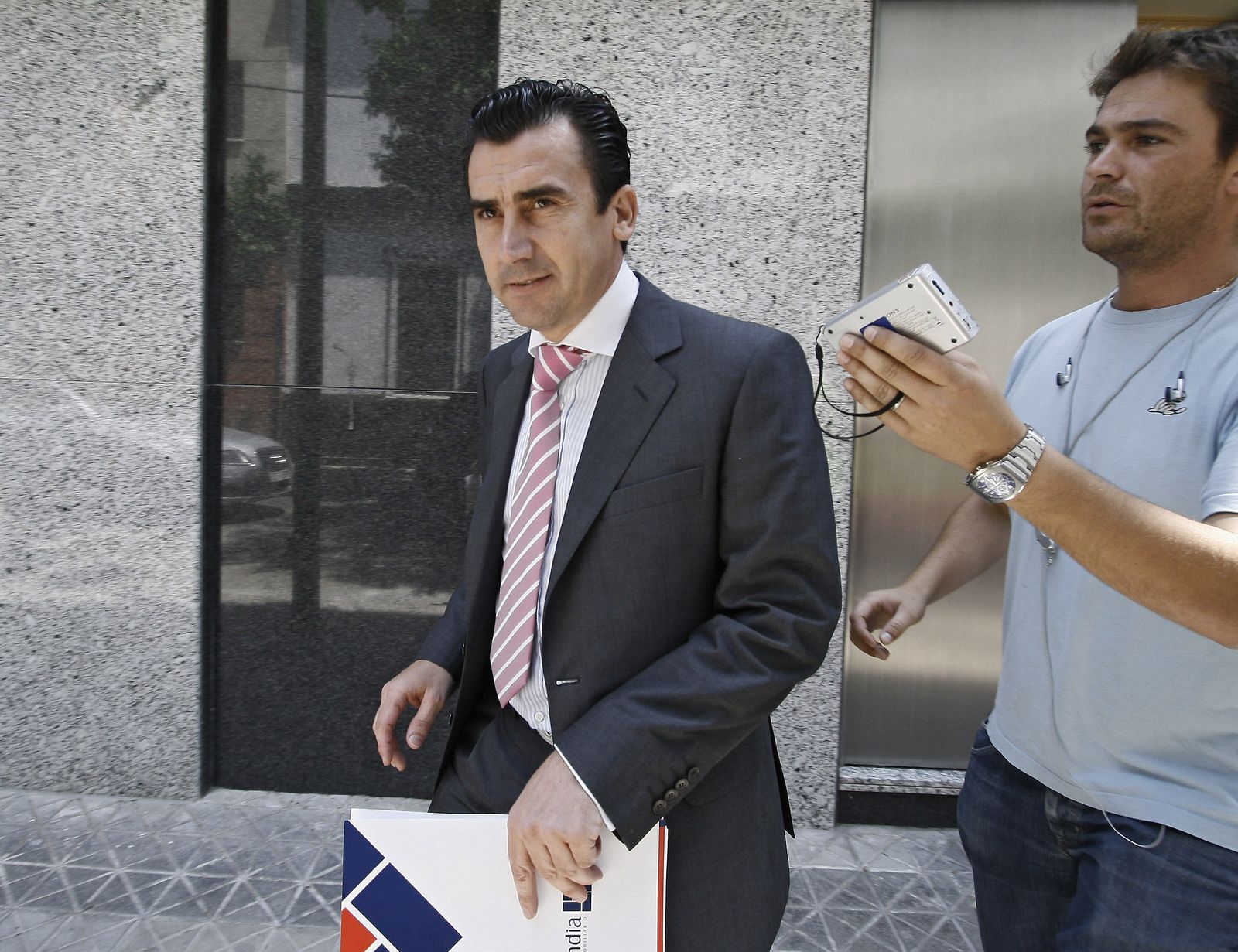 Luis Castel sale de las oficinas de Lopera en 2008, cuando intentó comprar el Real Betis.