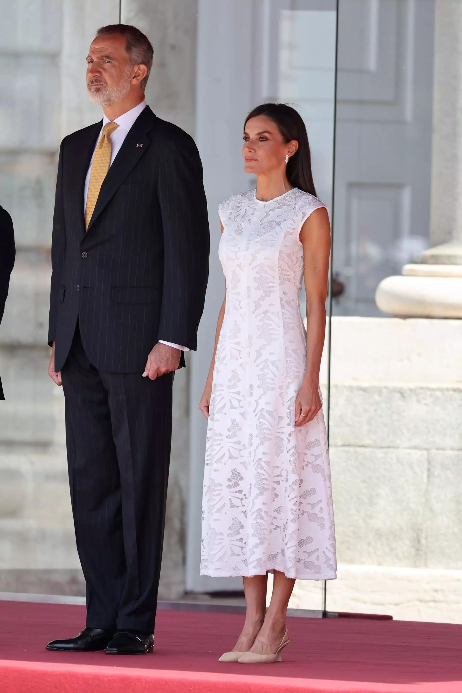 La Reina Letizia con vestido blanco de encajes.