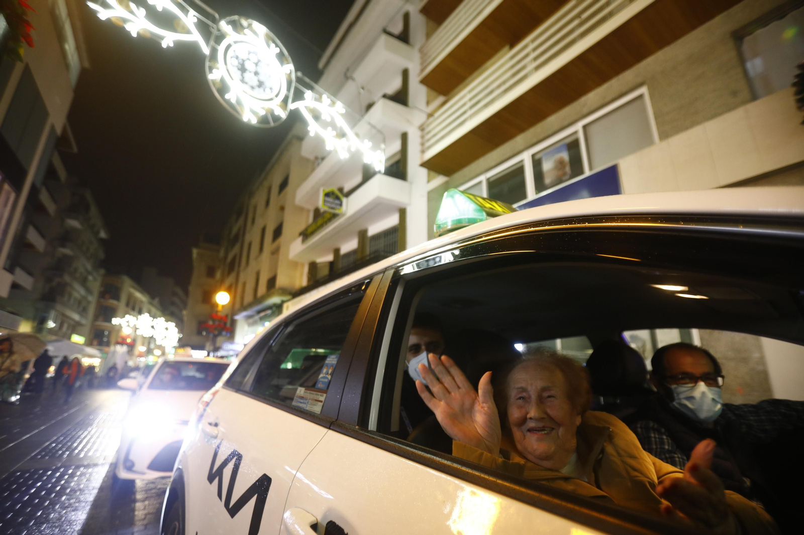 Las imágenes del Paseo de la Ilusión en taxi por Córdoba para mostrar las luces de Navidad a los mayores Las imágenes del Paseo de la Ilusión en taxi por Córdoba para mostrar las luces de Navidad a los mayores