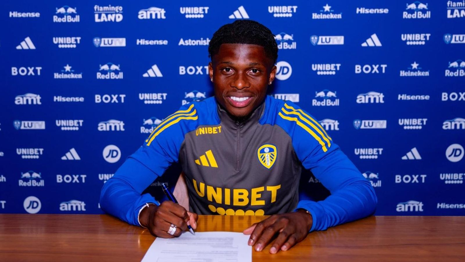 Largie Ramazani firma su nuevo contrato con el Leeds United.