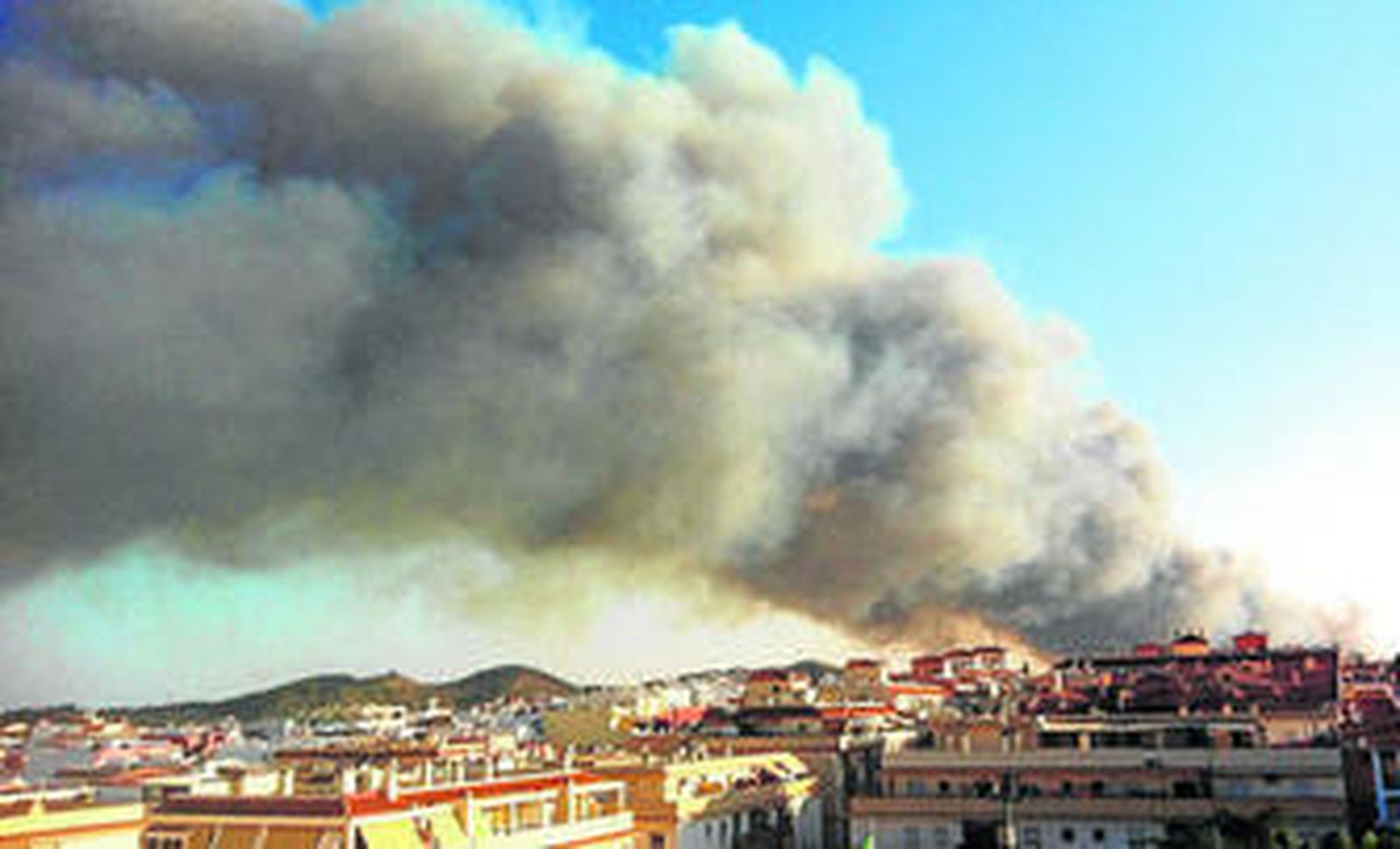 Una enorme columna de humo era visible desde cualquier punto de la zona.