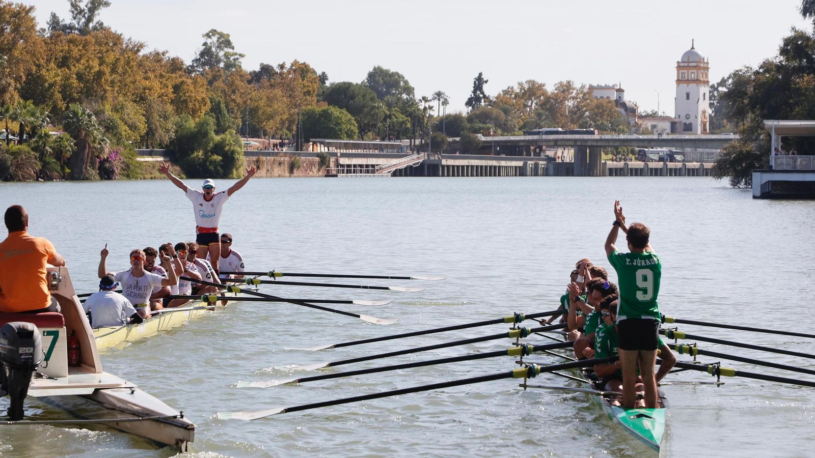 El bote sevillista celebra el triunfo mientras Tomás Jurado aplaude con sus compañeros desde el bético.