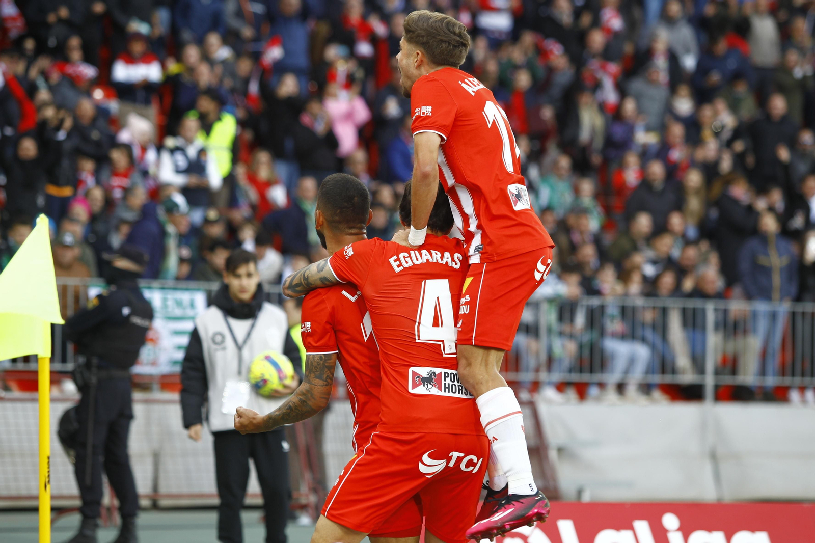 Imágenes del partido de fútbol U.D. Almería-Real Betis Balompié