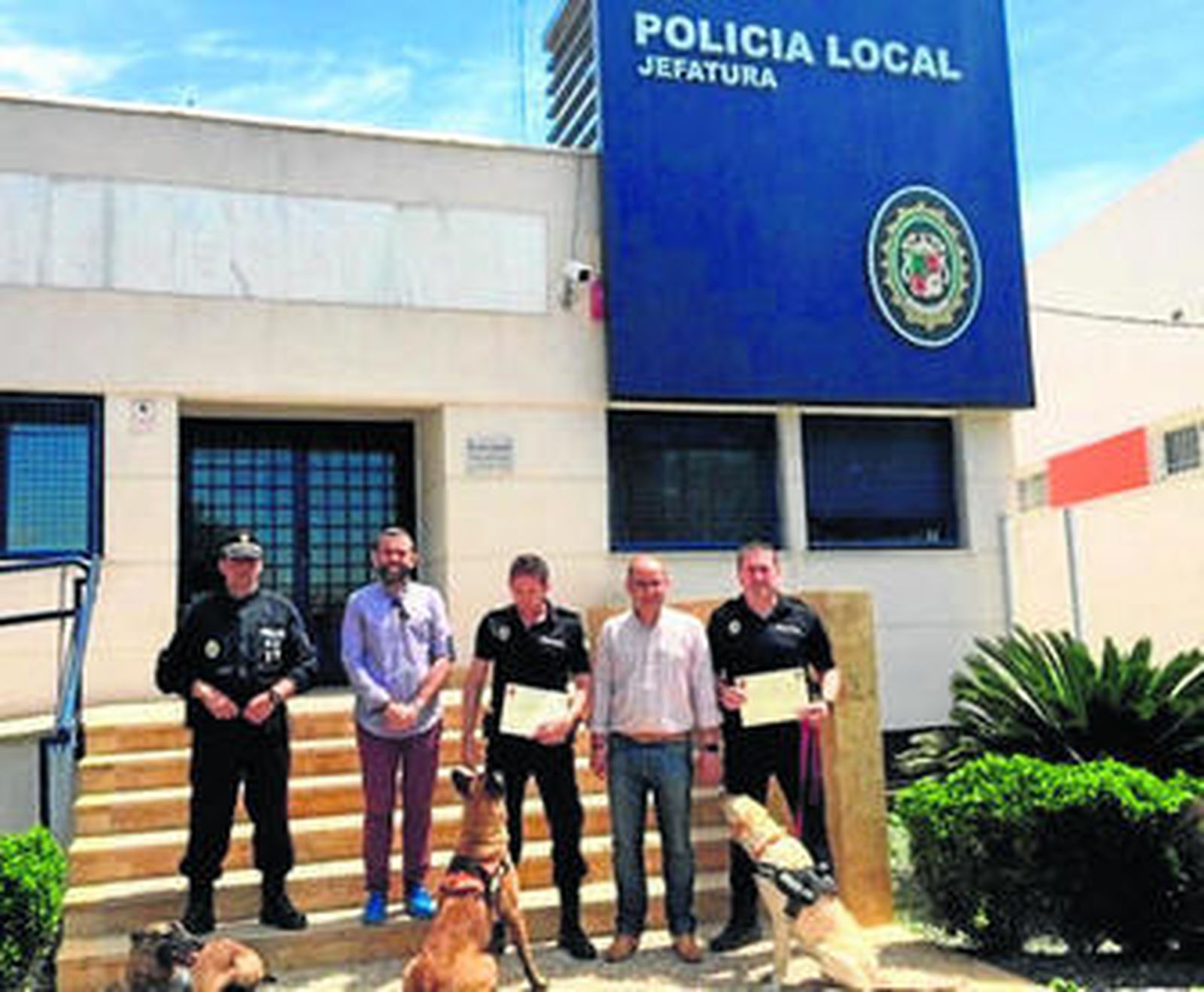 El alcalde, los agentes, el instructor y los perros de la unidad canina.