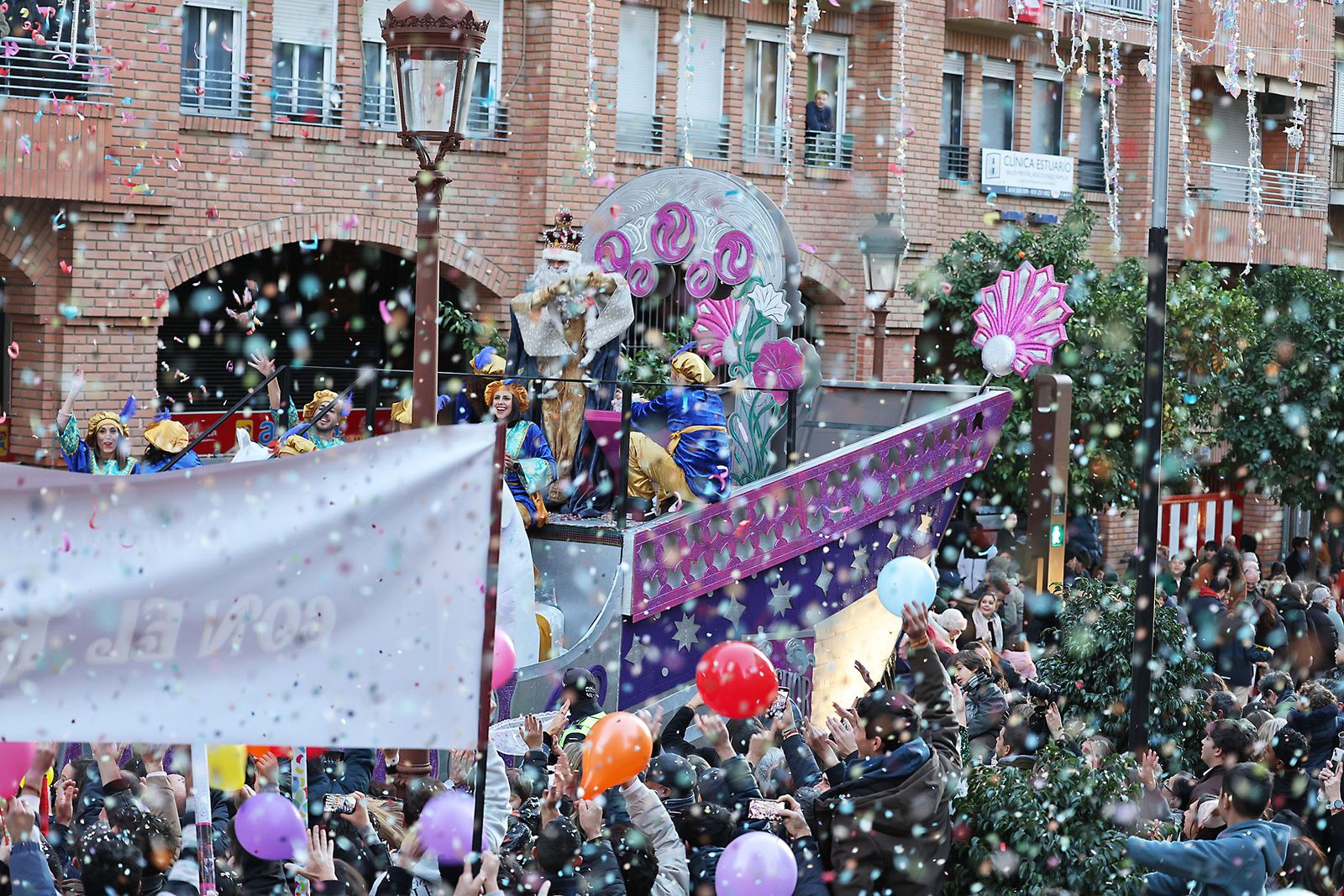 Las mejores fotografías de la salida y recorrido de la cabalgata de Reyes Magos 2026