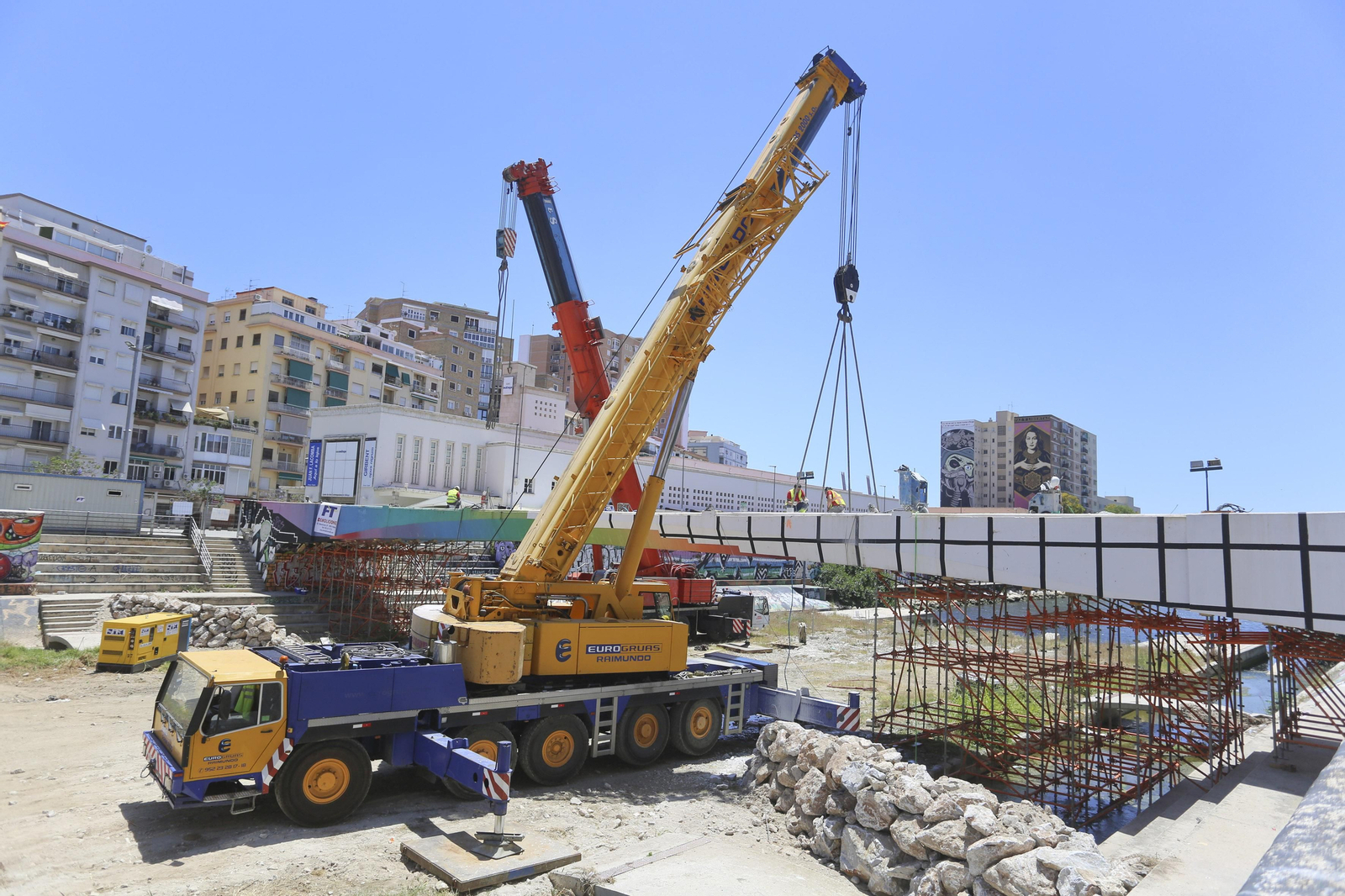 La demolición del puente peatonal junto al CAC Málaga. La demolición del puente peatonal junto al CAC Málaga.