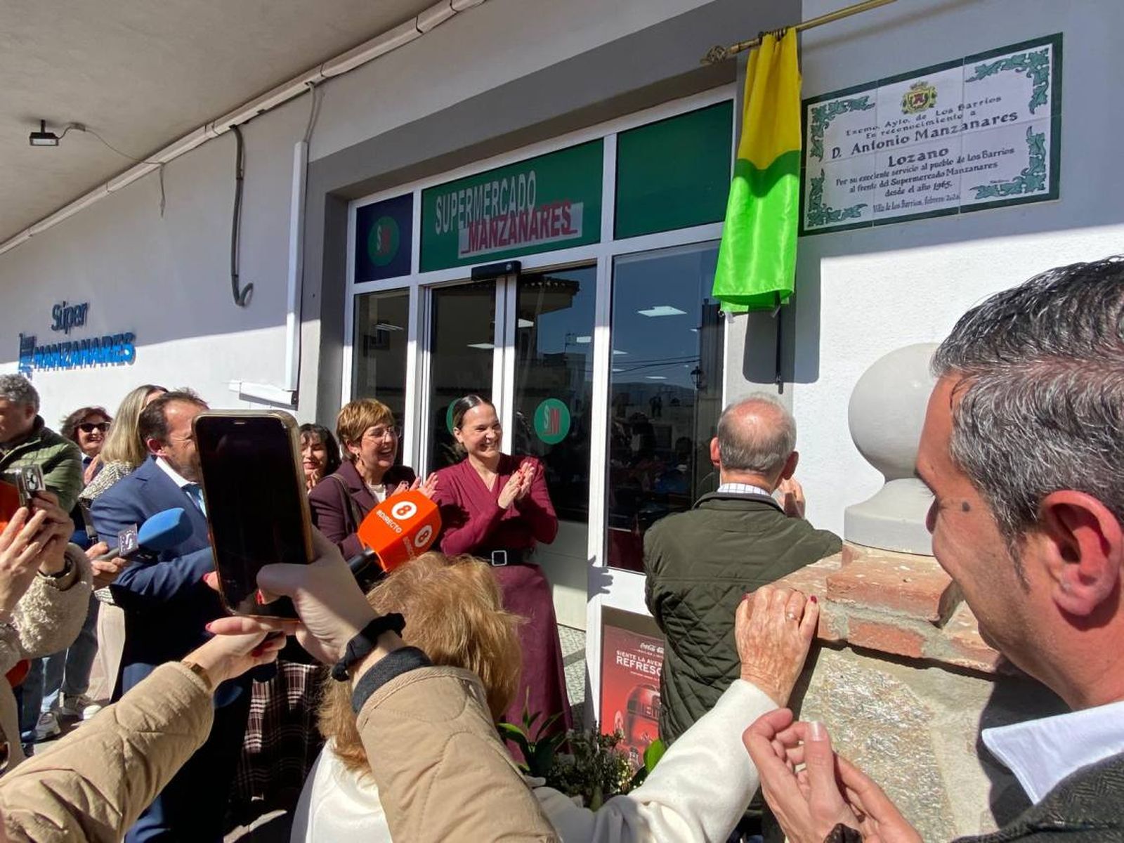 Placa conmemorativa en honor a Antonio Manzanares, fundador del negocio.