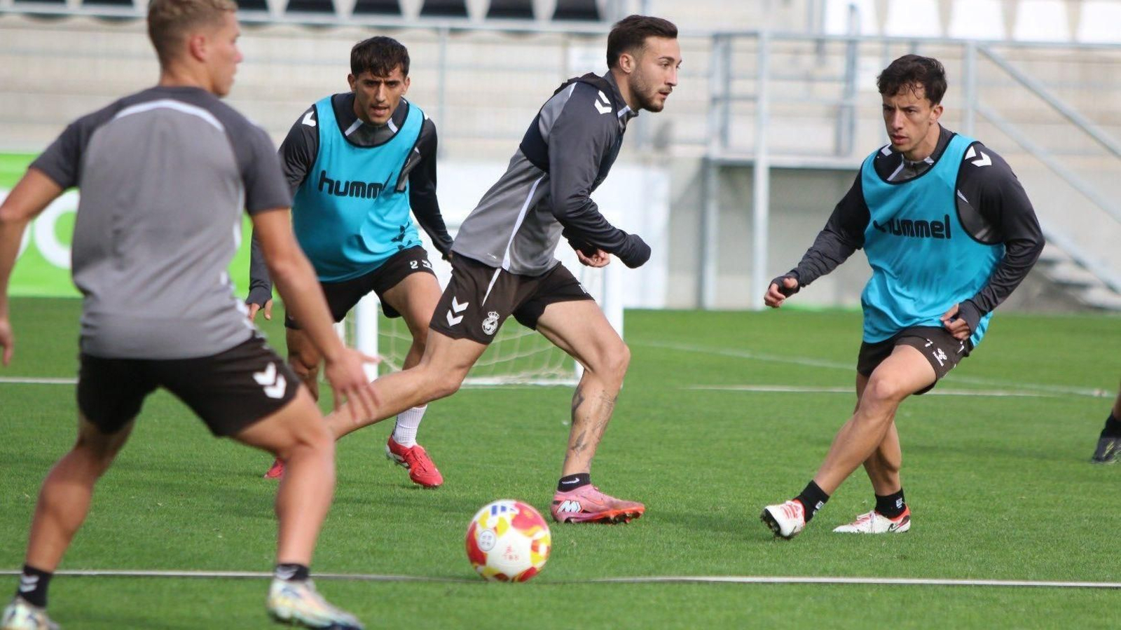Jugadores de la Balona, durante un entrenamiento de esta semana