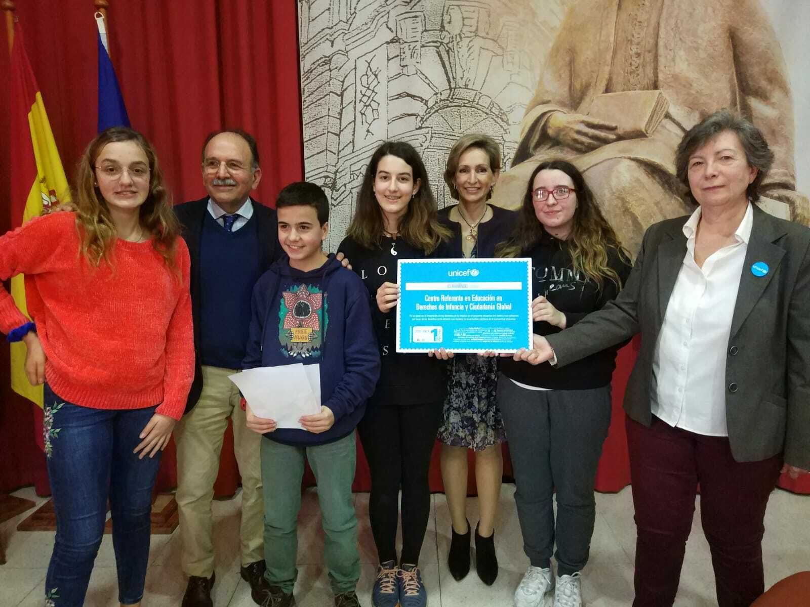 Alumnos y profesores del instituto Maimónides posan junto a la delegada de Educación con el reconocimiento de Unicef.