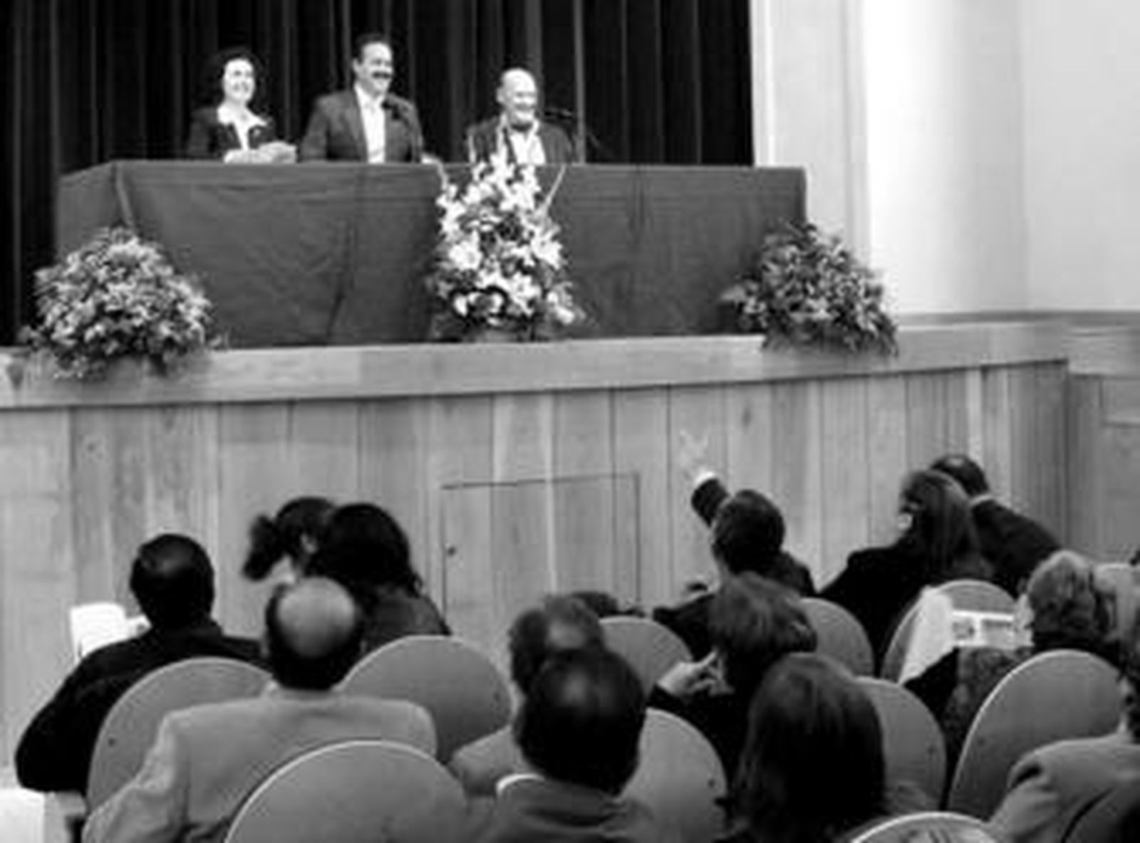 El alcalde de Fiñana, Alfredo Valdivia, en la presentación de la 'Revista Nacimiento' en el municipio.