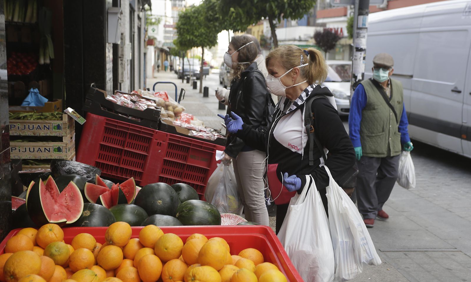 Varias personas compran en una frutería de San Juan de Aznalfarache durante el anterior estado de alarma.