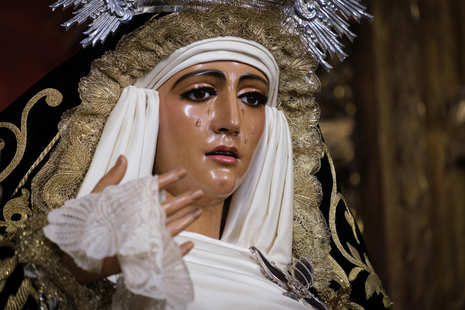 La Esperanza de Triana se viste de luto por los fieles difuntos