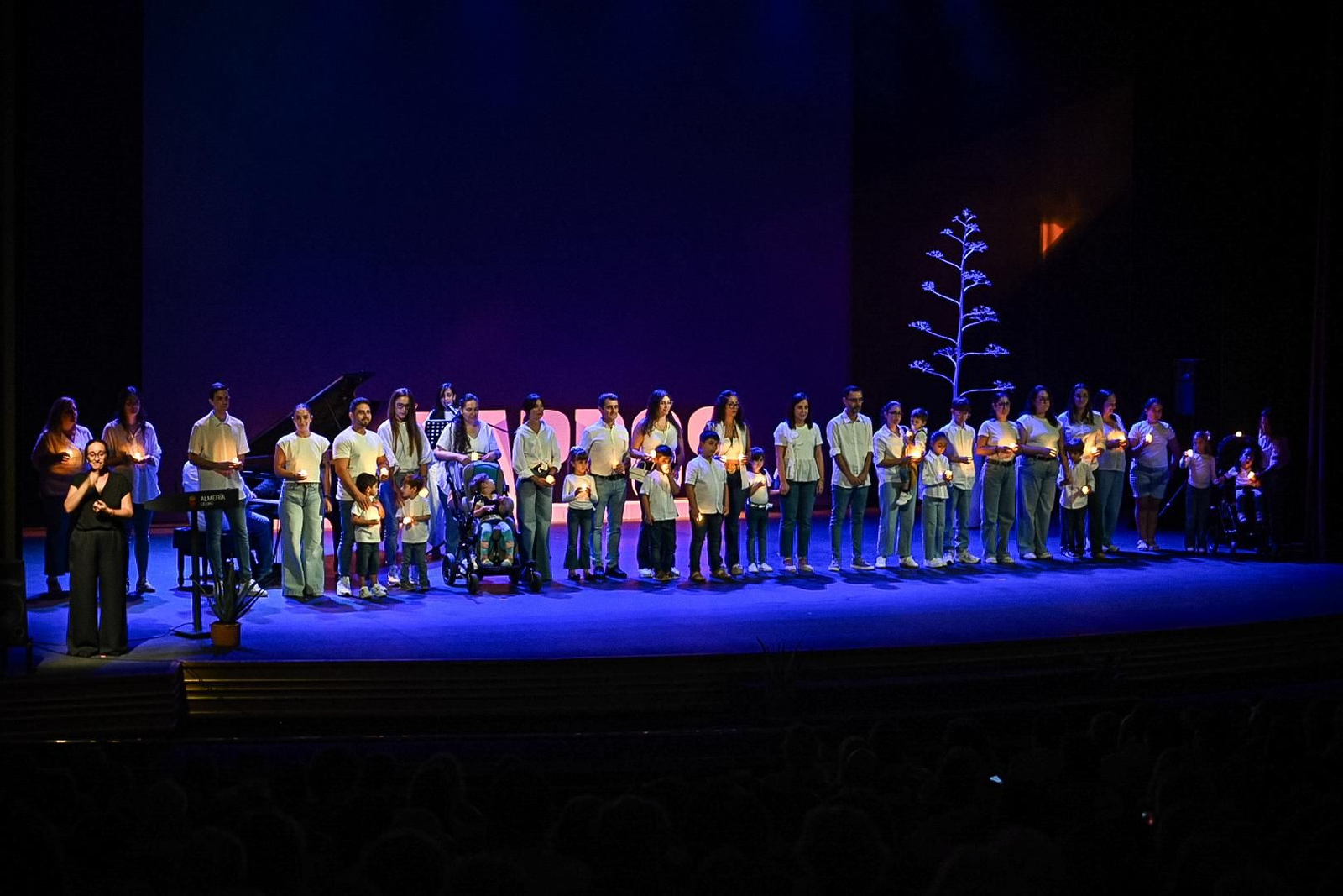 Foto de familia en la gala del 60 aniversario de Aspapros.