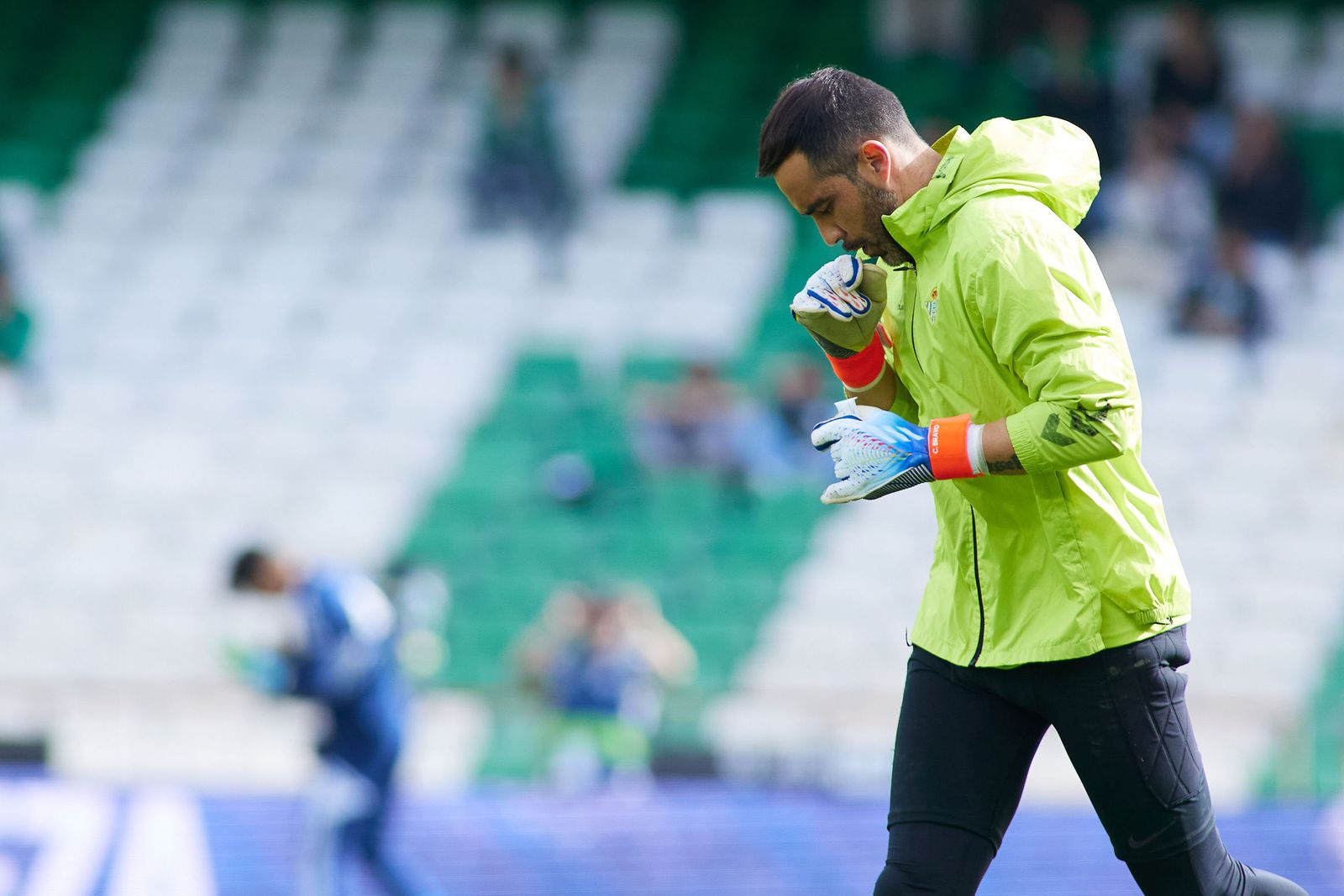 Bravo, en el calentamiento previo a un partido de esta temporada en el Benito Villamarín.