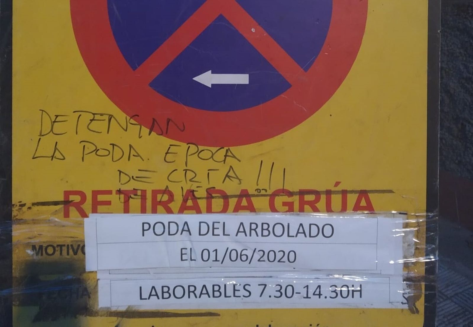 Cartel que anuncia la poda en la calle Júcar (Heliópolis) con pintadas de protesta.