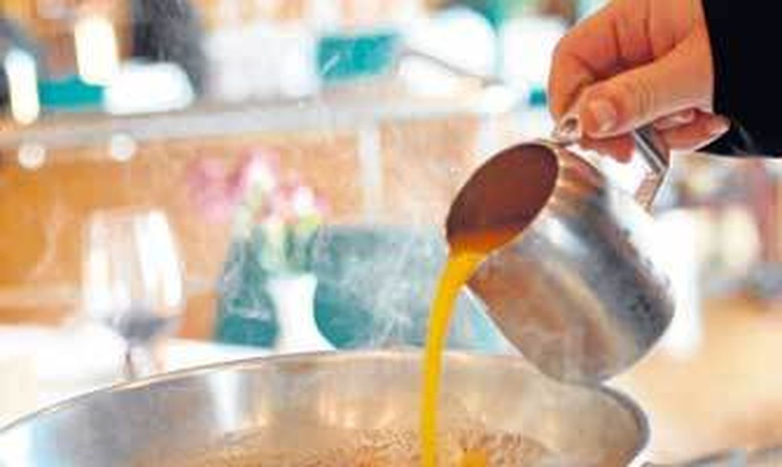 Cocina en funcionamiento en la Escuela de Hostelería. /Jesús Marín