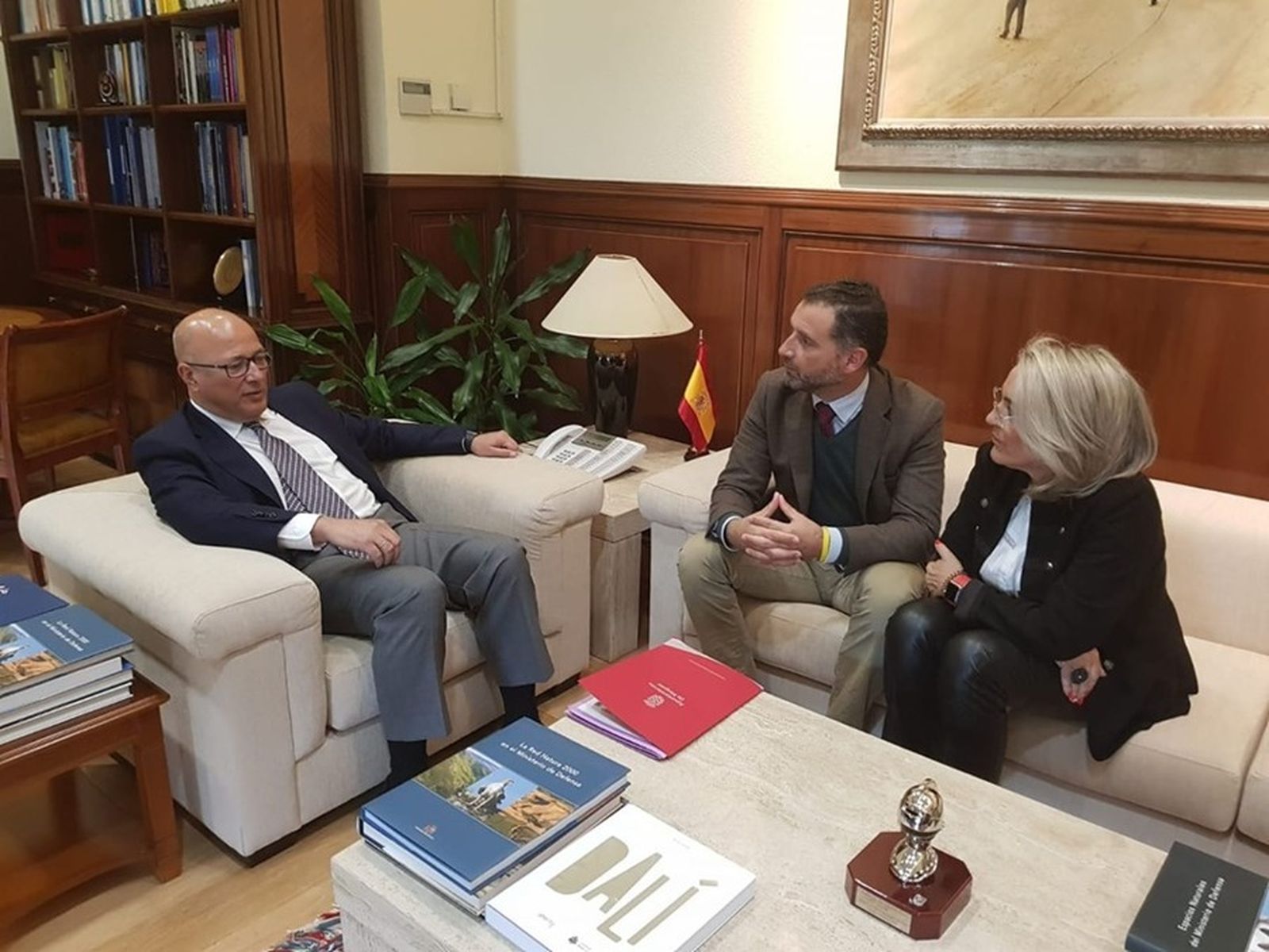 Gustavo Cuéllar, junto al secretario de Defensa, Ángel Olivares.