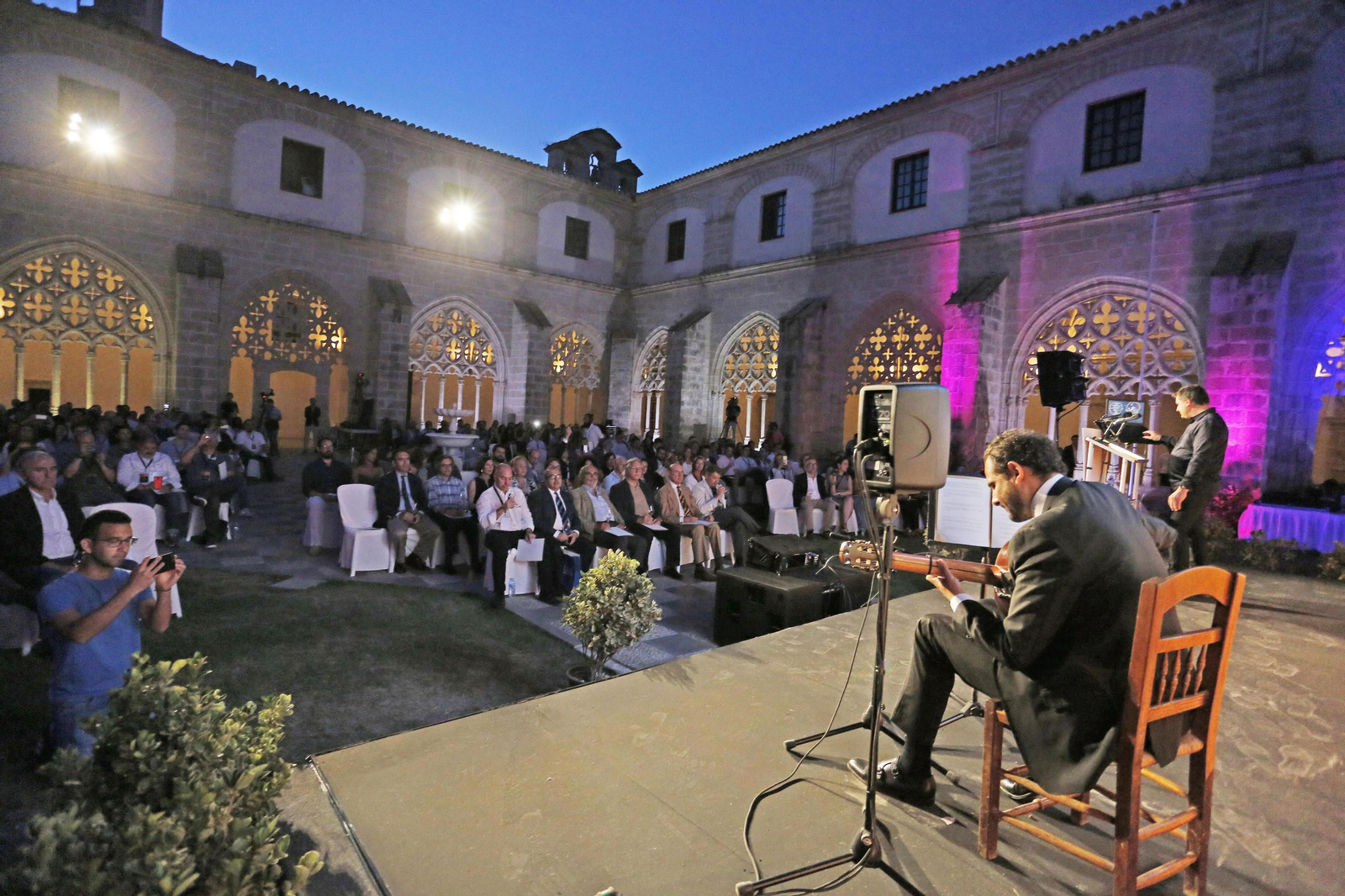 Josep Roca y Diego del Morao, durante el primer maridaje entre el jerez y el flamenco en Copa Jerez Forum Gastronómico del 2017. Josep Roca y Diego del Morao, durante el primer maridaje entre el jerez y el flamenco en Copa Jerez Forum Gastronómico del 2017.
