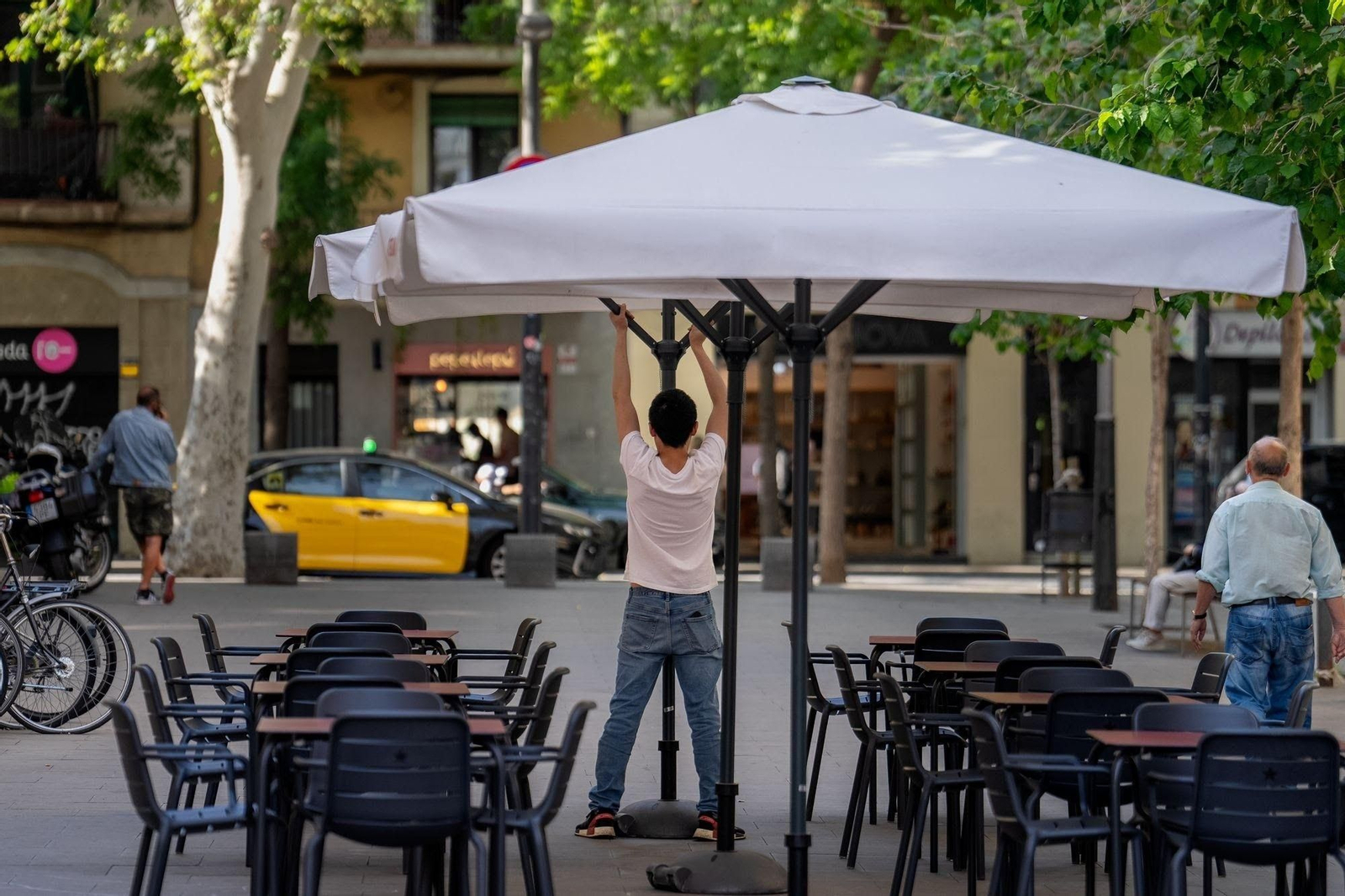 Un trabajador en la terraza de un bar .