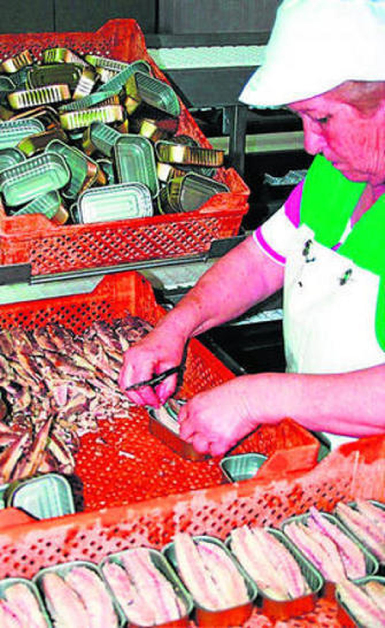 Preparando conservas de El Rey de Oros, en una imagen de archivo.