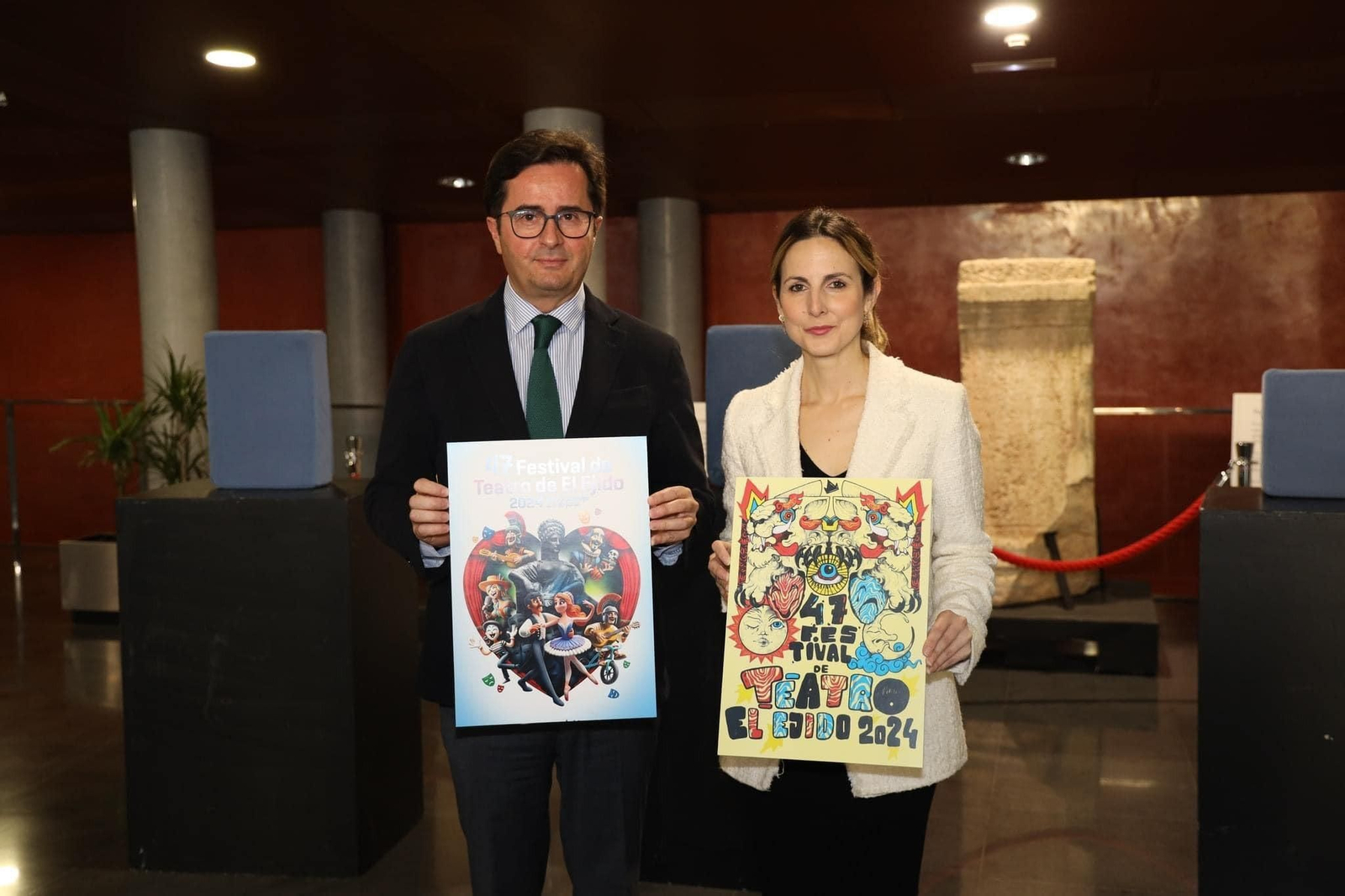 Francisco Góngora y Elena Gómez con los carteles del Festival y la Muestra de Teatro de El Ejido.
