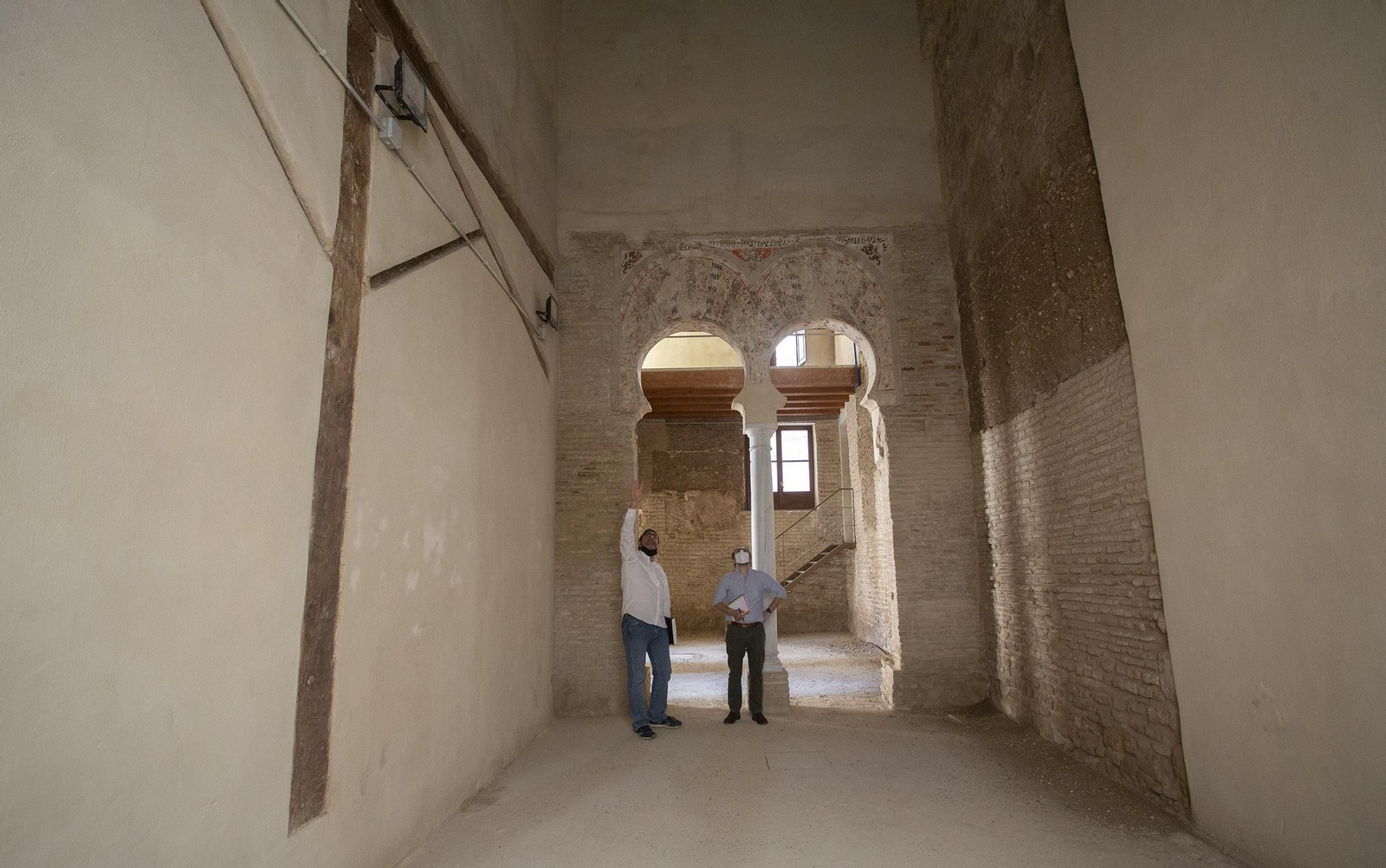 Estancia principal del primer palacio, con el arco que daba acceso a la alcoba occidental.